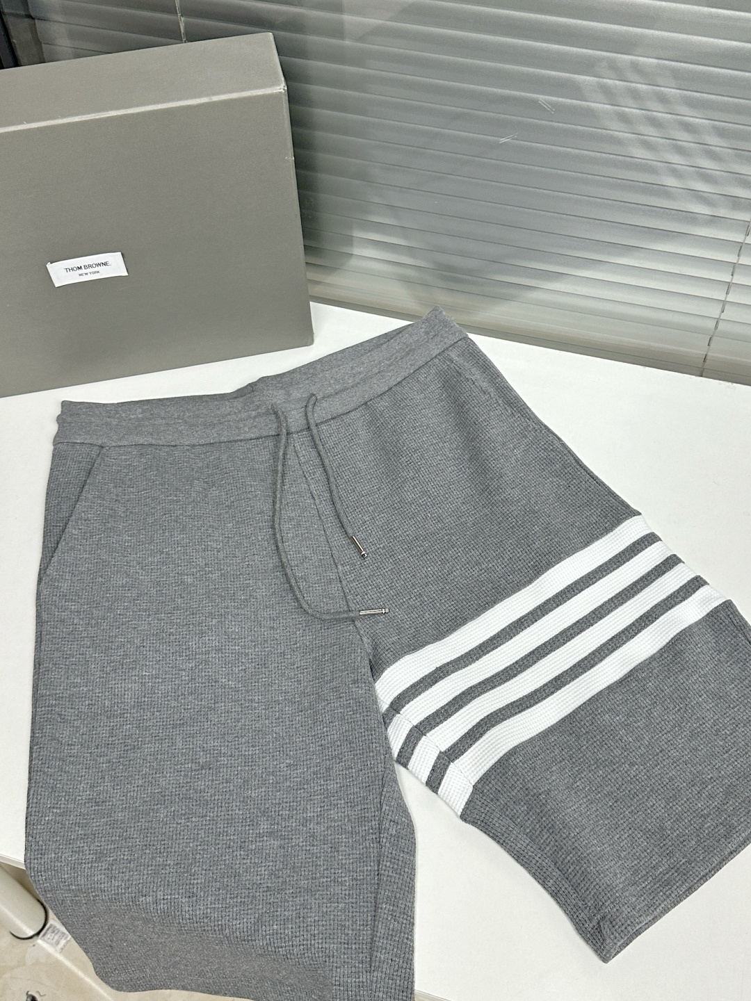 톰브라운 남성 반바지 126247 Thom Browne Shorts 썸네일 이미지