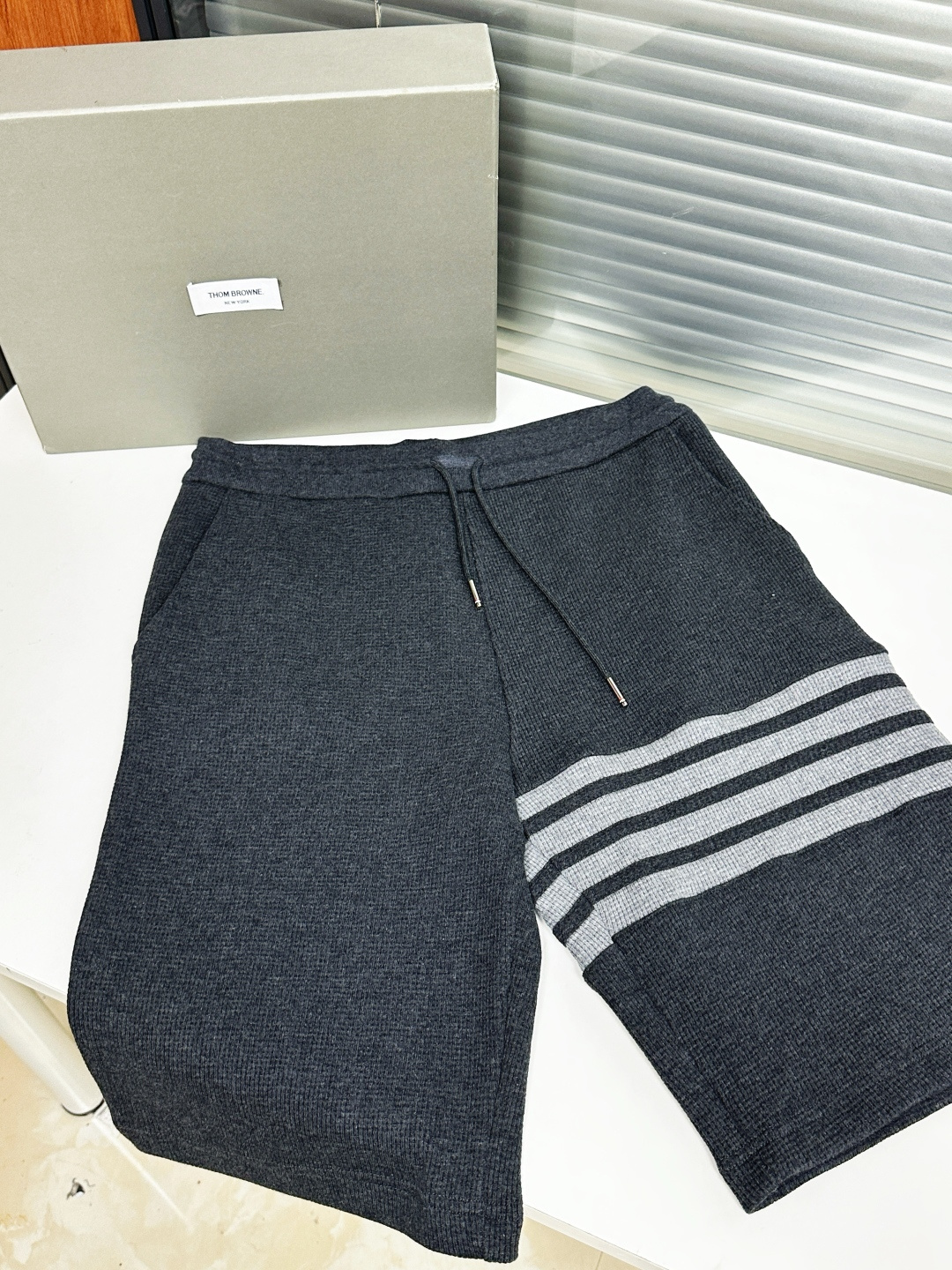 톰브라운 남성 반바지 126246 Thom Browne Shorts 썸네일 이미지