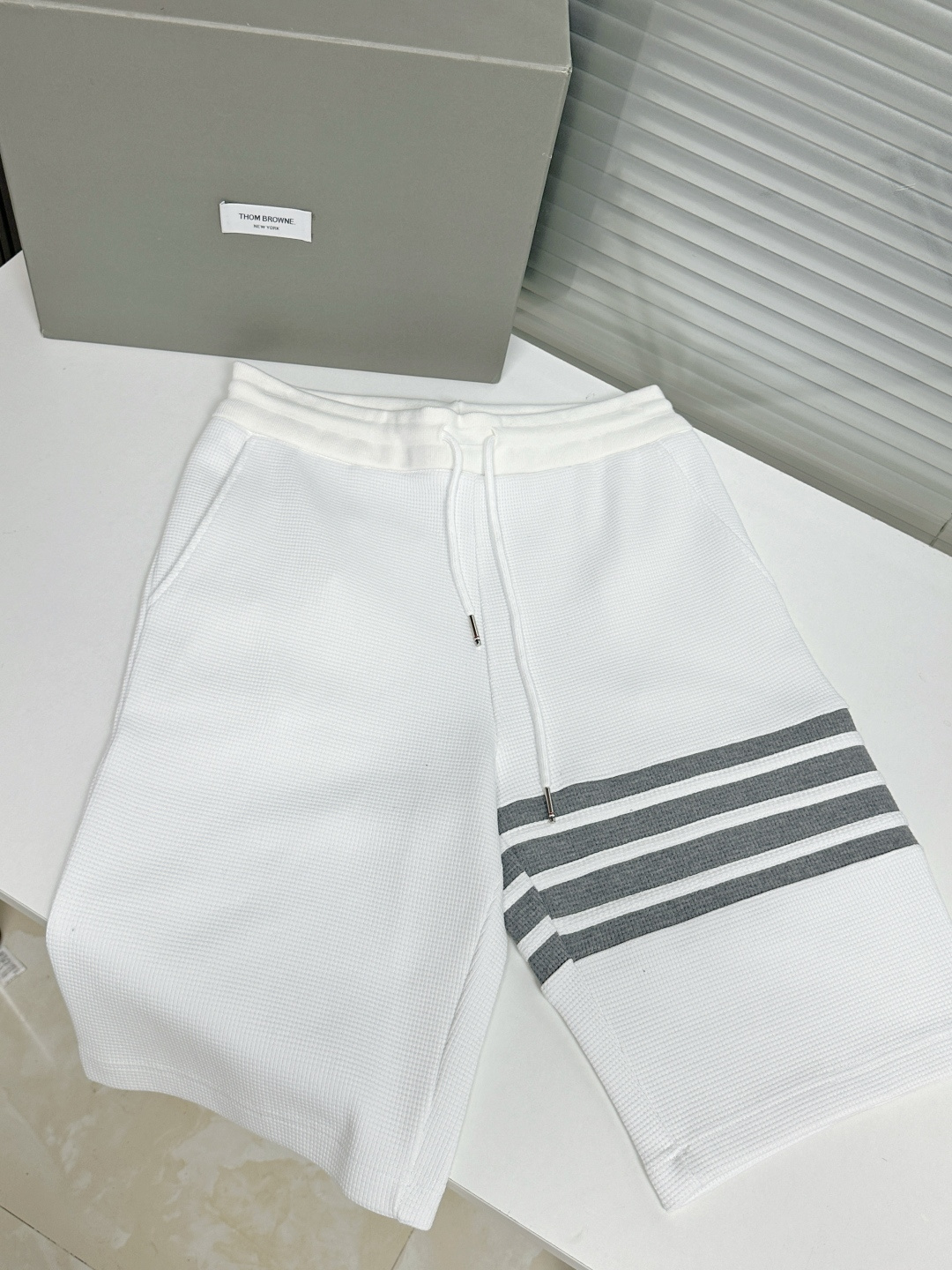 톰브라운 남성 반바지 126244 Thom Browne Shorts 썸네일 이미지