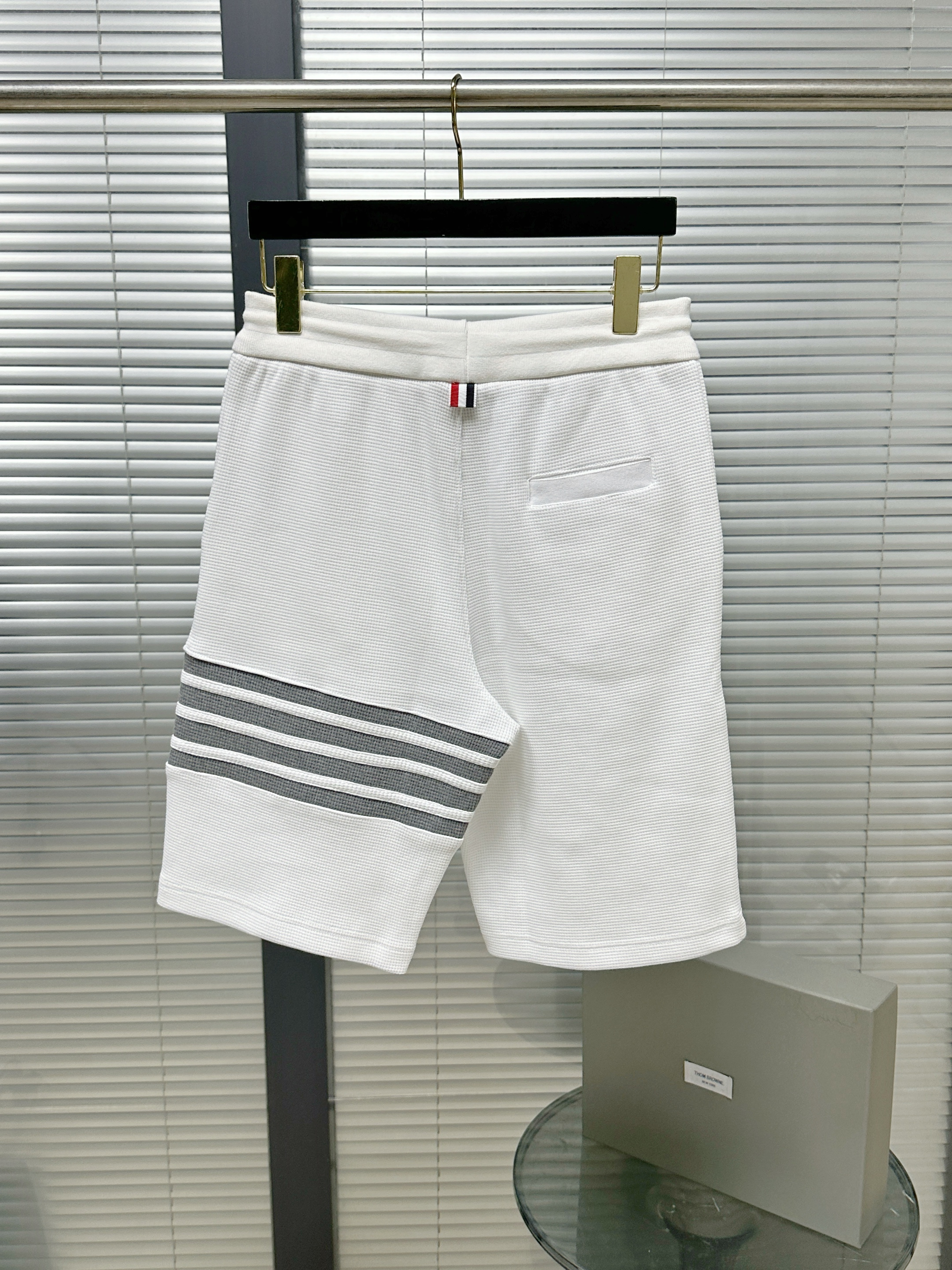 톰브라운 남성 반바지 126244 Thom Browne Shorts 썸네일 이미지