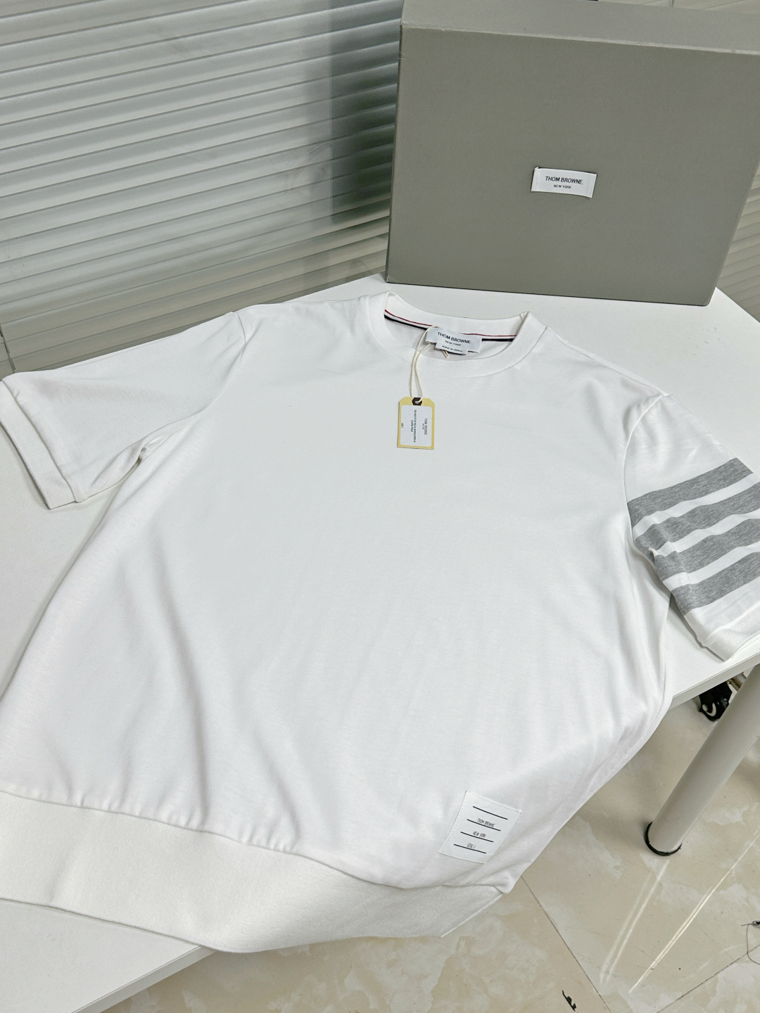 톰브라운 남성 반팔 126352 Thom Browne T Shirt 썸네일 이미지