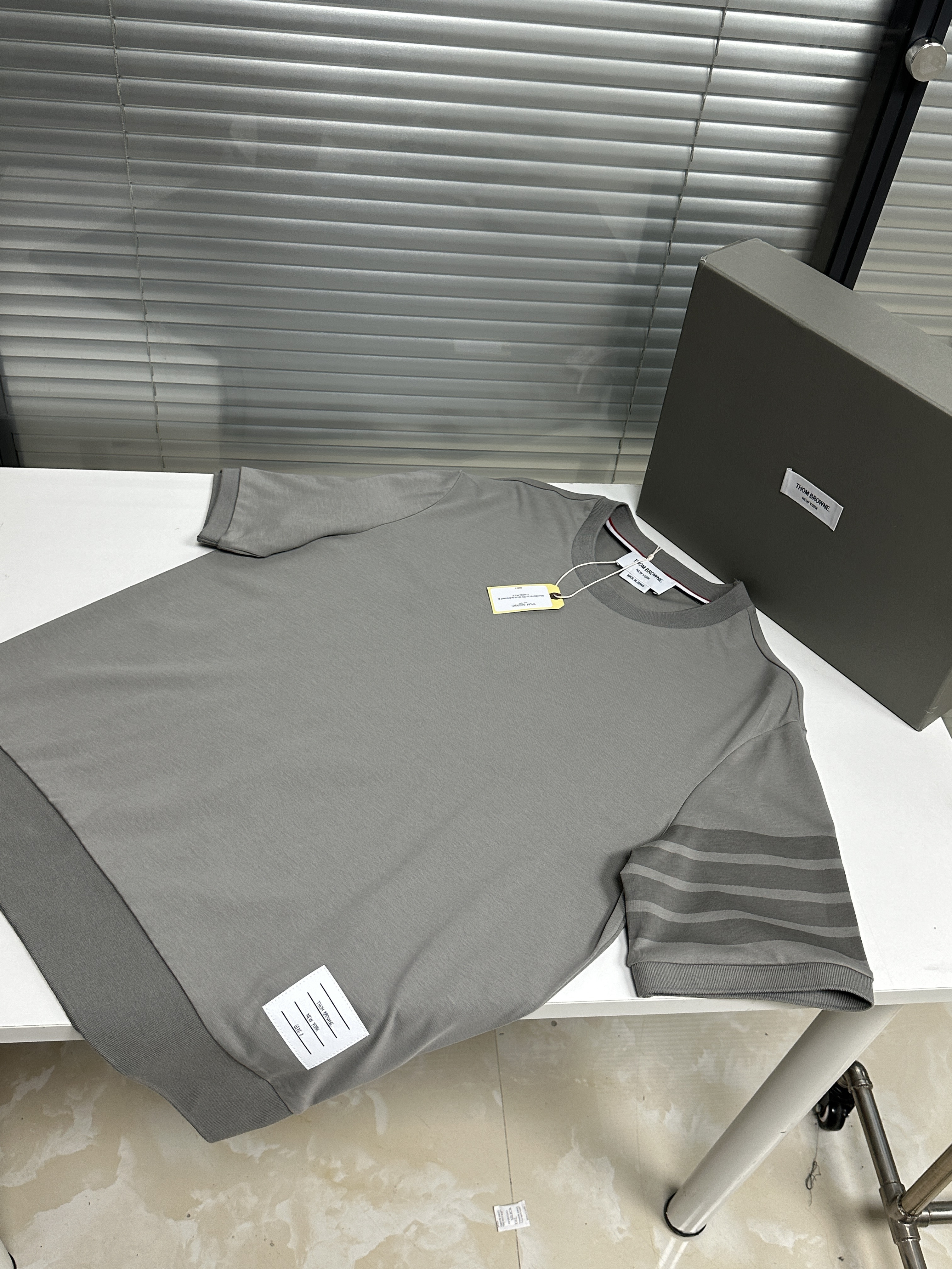 톰브라운 남성 반팔 126233 Thom Browne T Shirt 썸네일 이미지