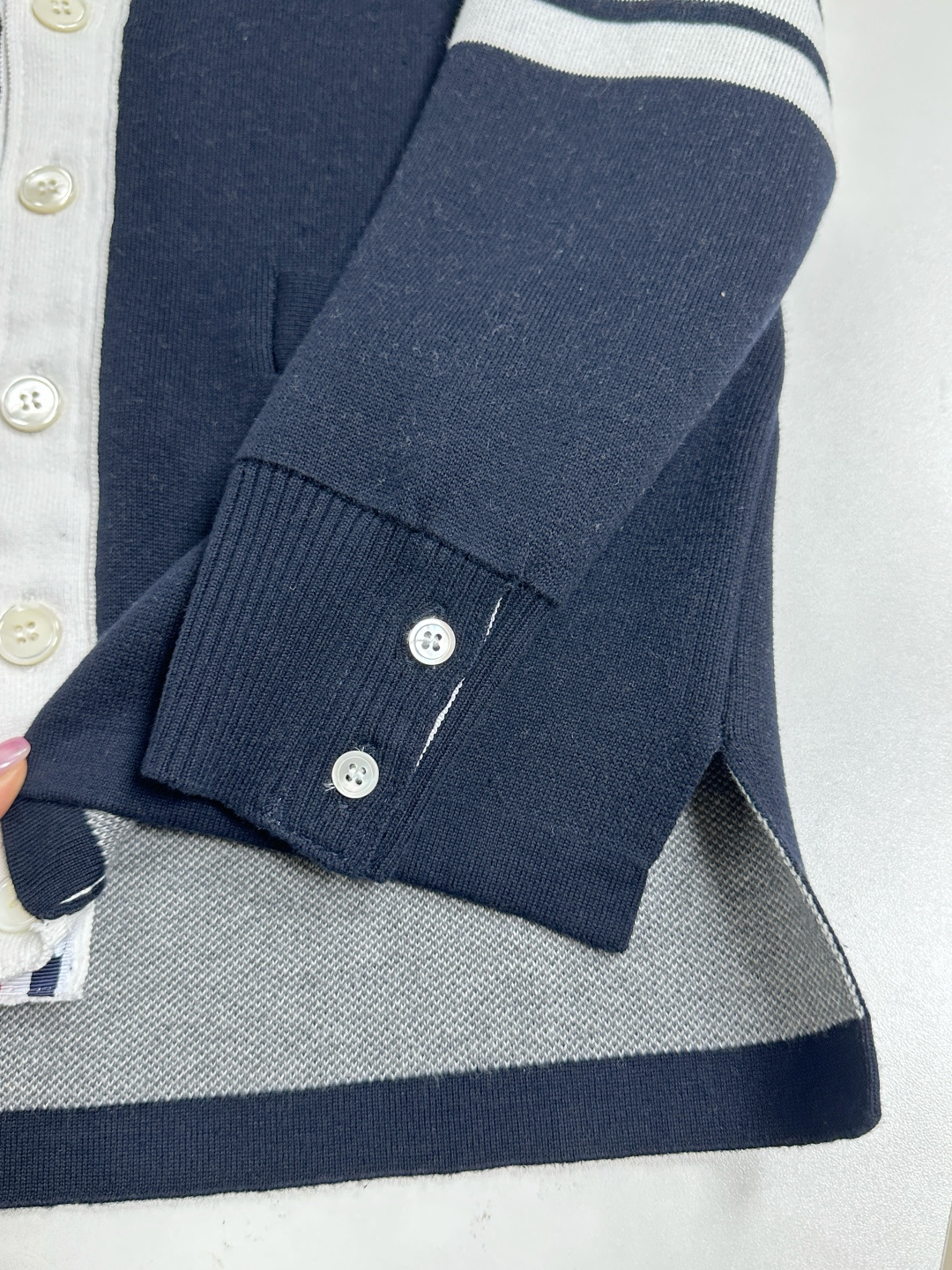 톰브라운 남성 가디건 142857 Thom Browne Cardigan 상세 이미지 5