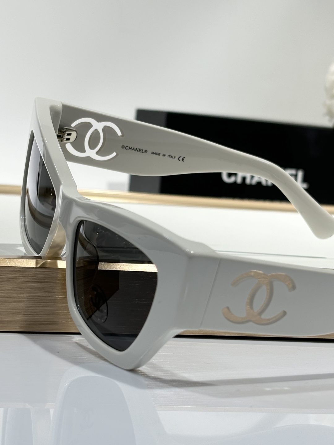  CHANEL
MODEL：CH5527
SIZE：53口18-145
偏光片是纯尼龙原版镜片
