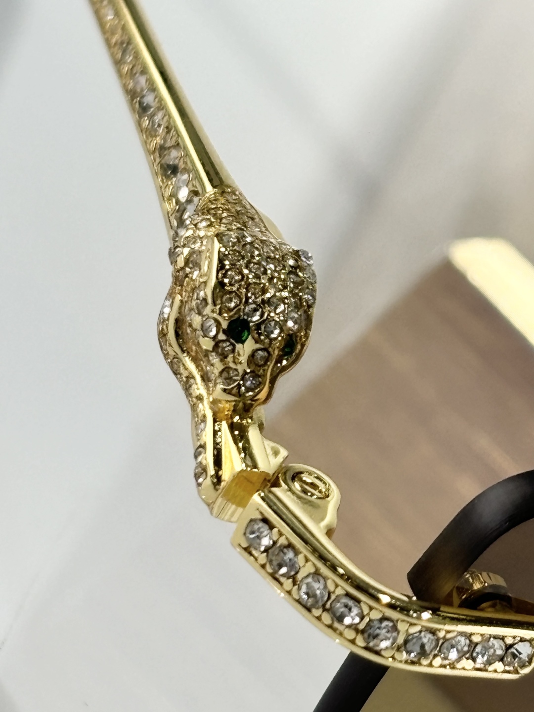 CARTIER
Mod：CT0663
Size：57-18-145
只和zP比
钻logo
实物绝对震撼