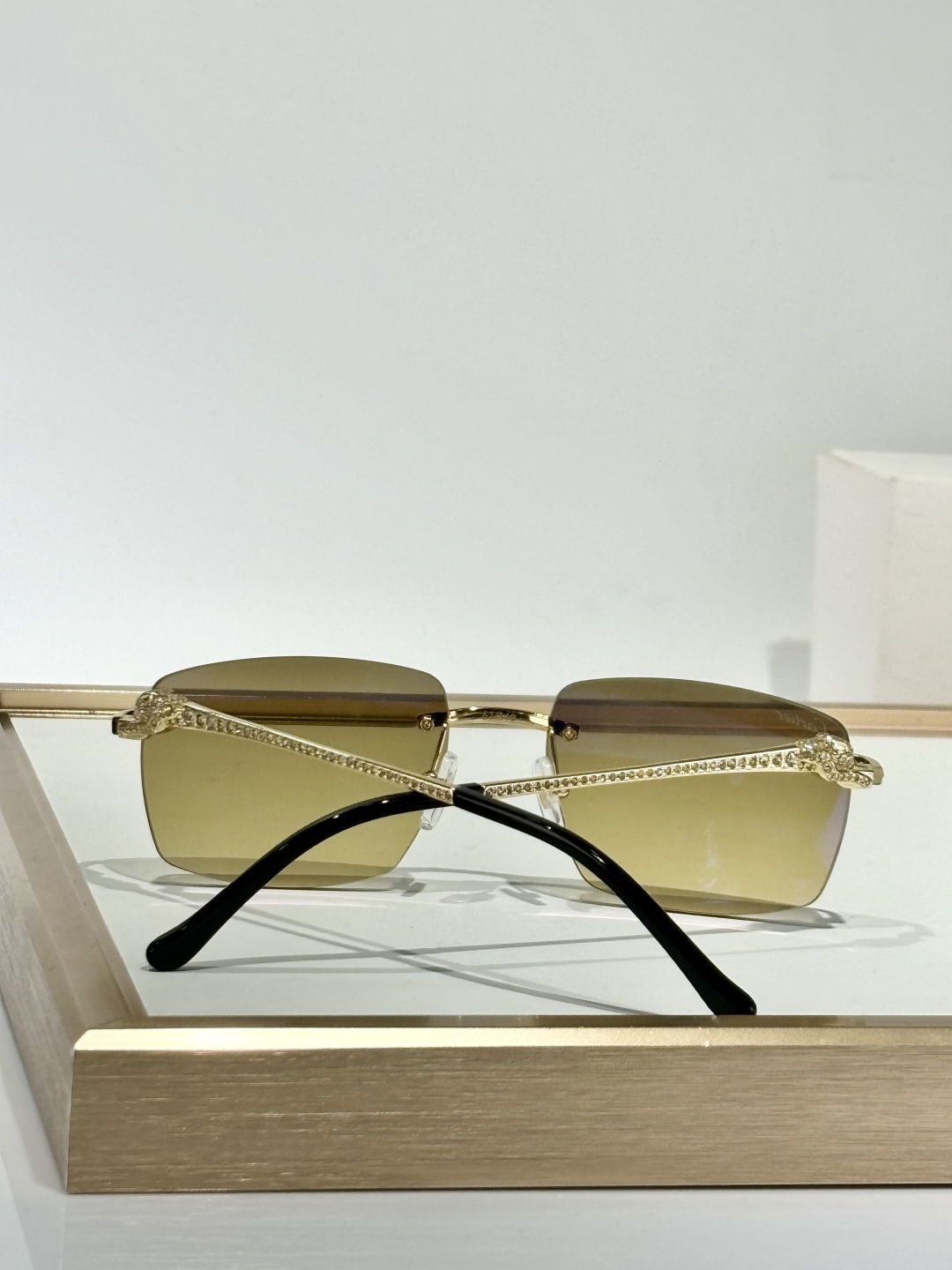 CARTIER
Mod：CT0663
Size：57-18-145
只和zP比
钻logo
实物绝对震撼