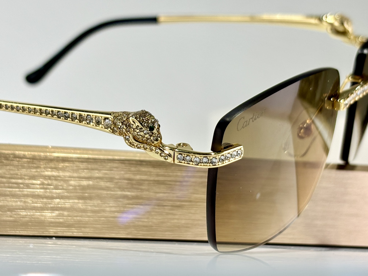 CARTIER
Mod：CT0663
Size：57-18-145
只和zP比
钻logo
实物绝对震撼