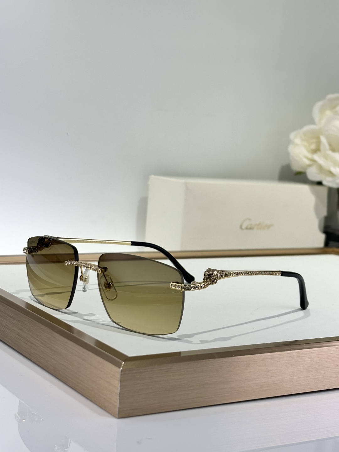 CARTIER
Mod：CT0663
Size：57-18-145
只和zP比
钻logo
实物绝对震撼
