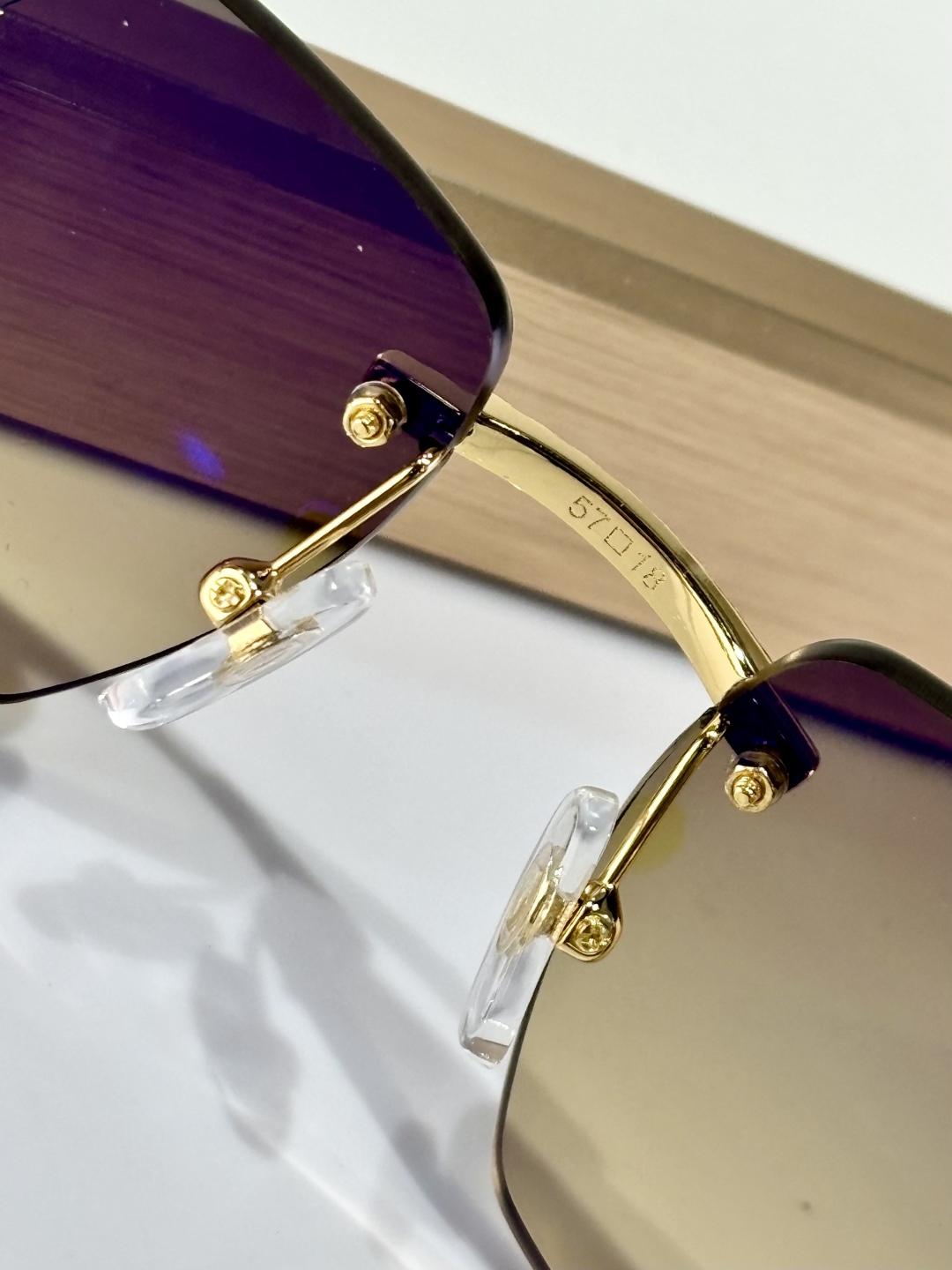 CARTIER
Mod：CT0663
Size：57-18-145
只和zP比
钻logo
实物绝对震撼