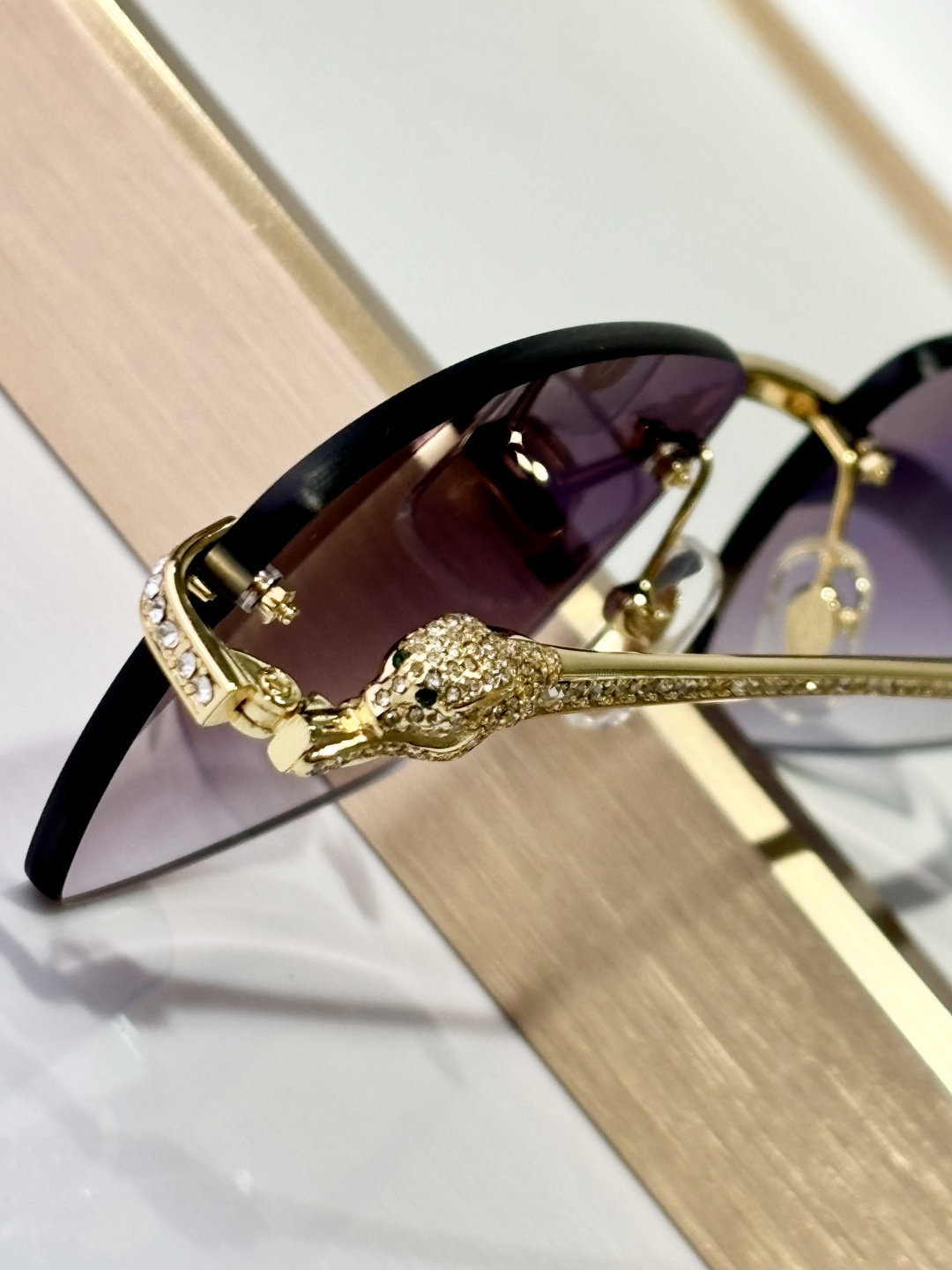 、 CARTIER
Mod：CT0663
Size：57-18-145
只和zP比
钻logo
实物绝对