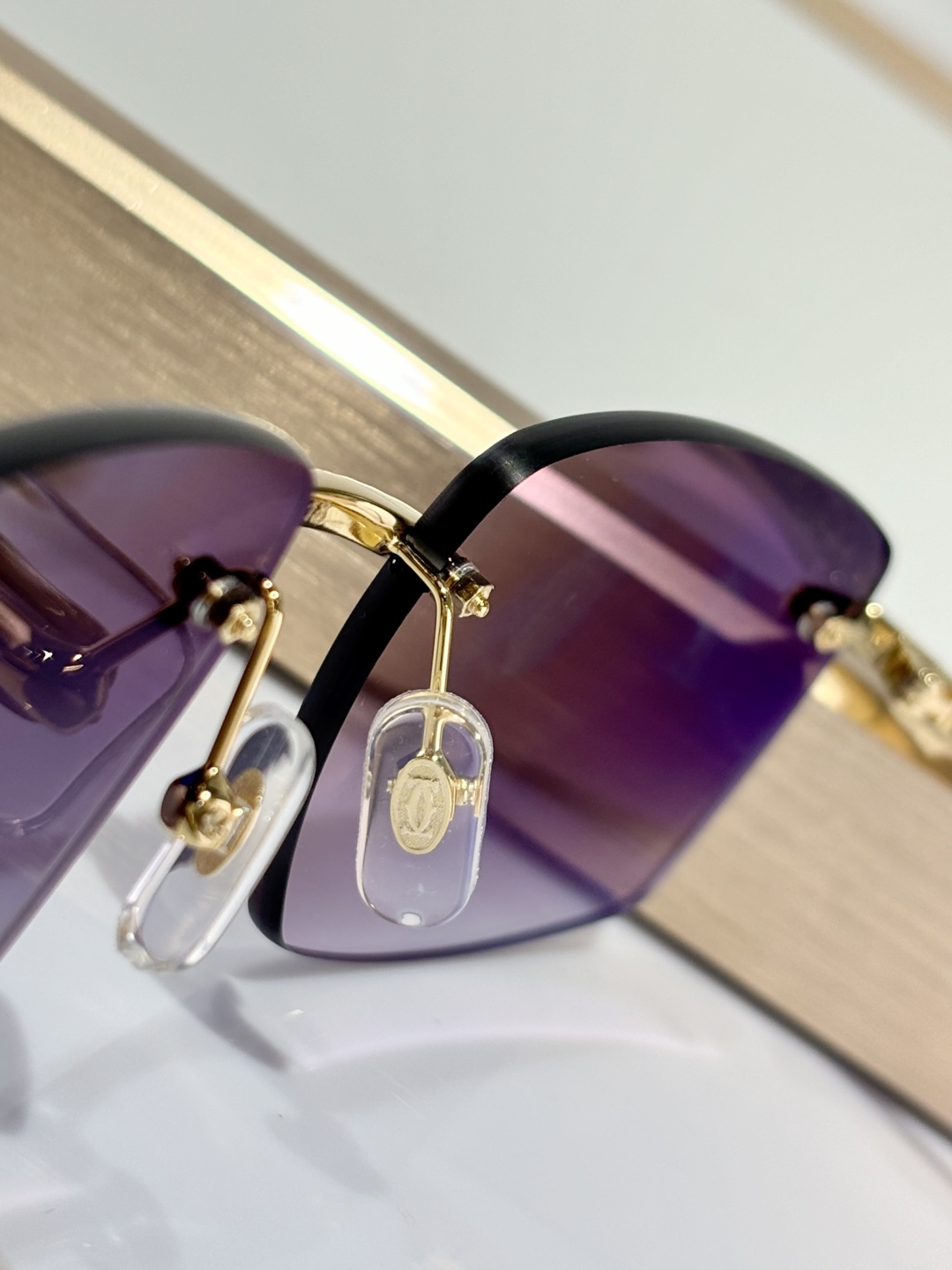 、 CARTIER
Mod：CT0663
Size：57-18-145
只和zP比
钻logo
实物绝对