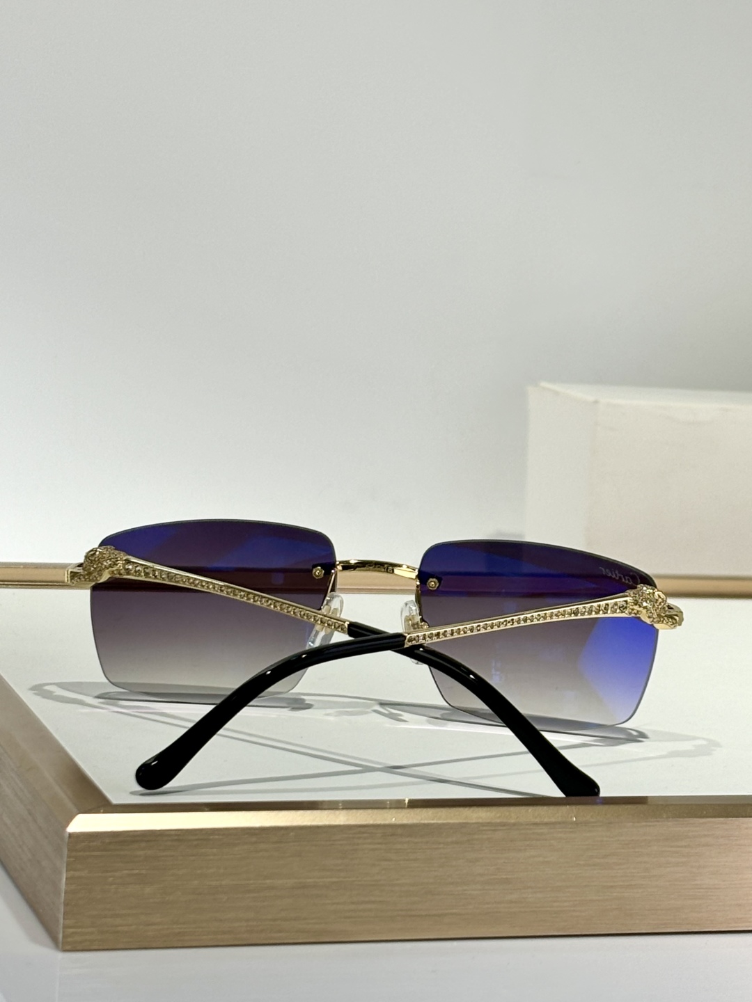 、 CARTIER
Mod：CT0663
Size：57-18-145
只和zP比
钻logo
实物绝对
