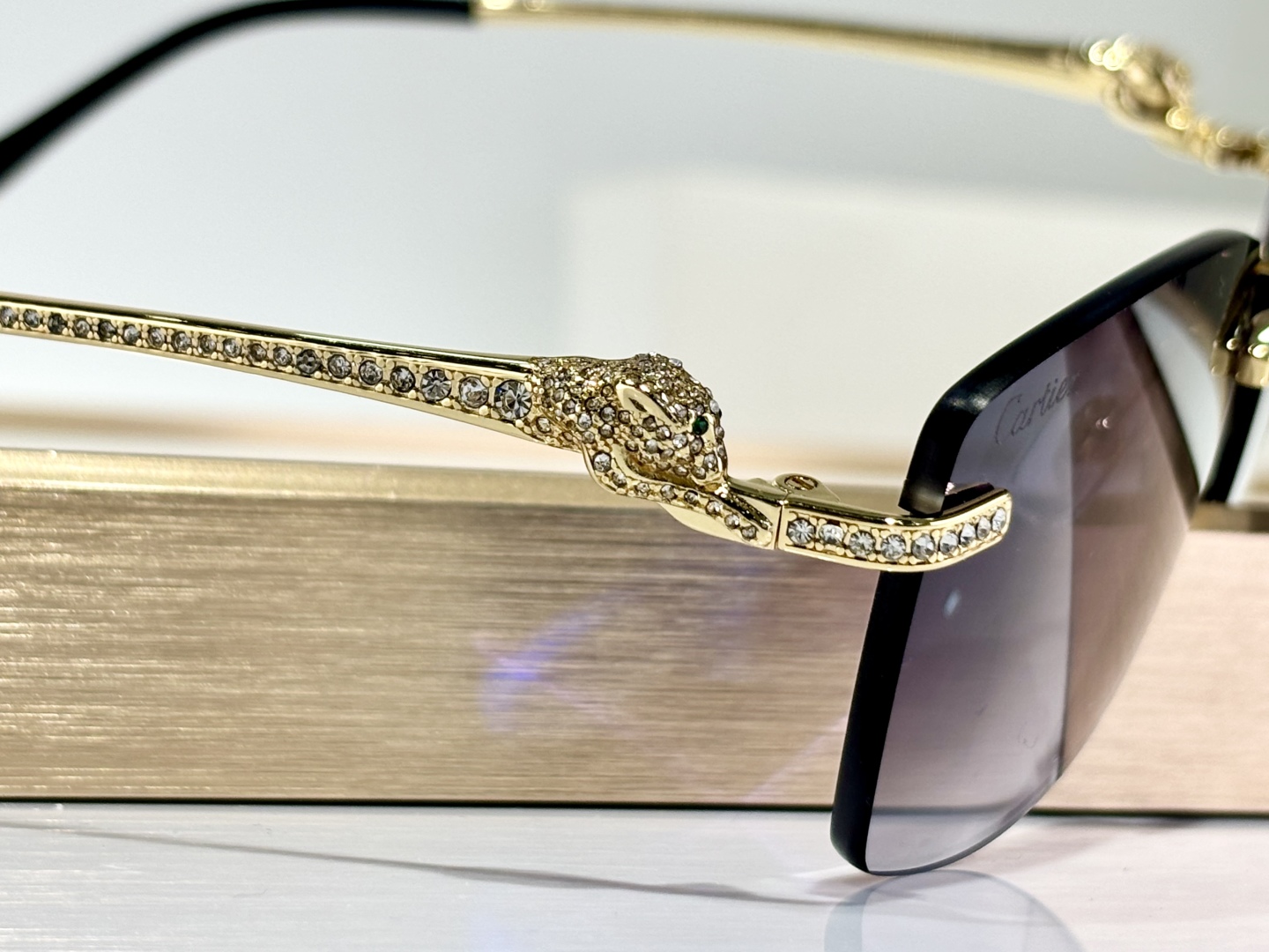 、 CARTIER
Mod：CT0663
Size：57-18-145
只和zP比
钻logo
实物绝对
