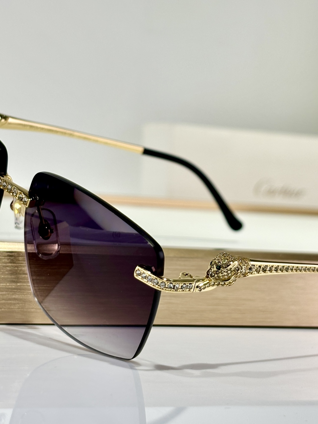 、 CARTIER
Mod：CT0663
Size：57-18-145
只和zP比
钻logo
实物绝对
