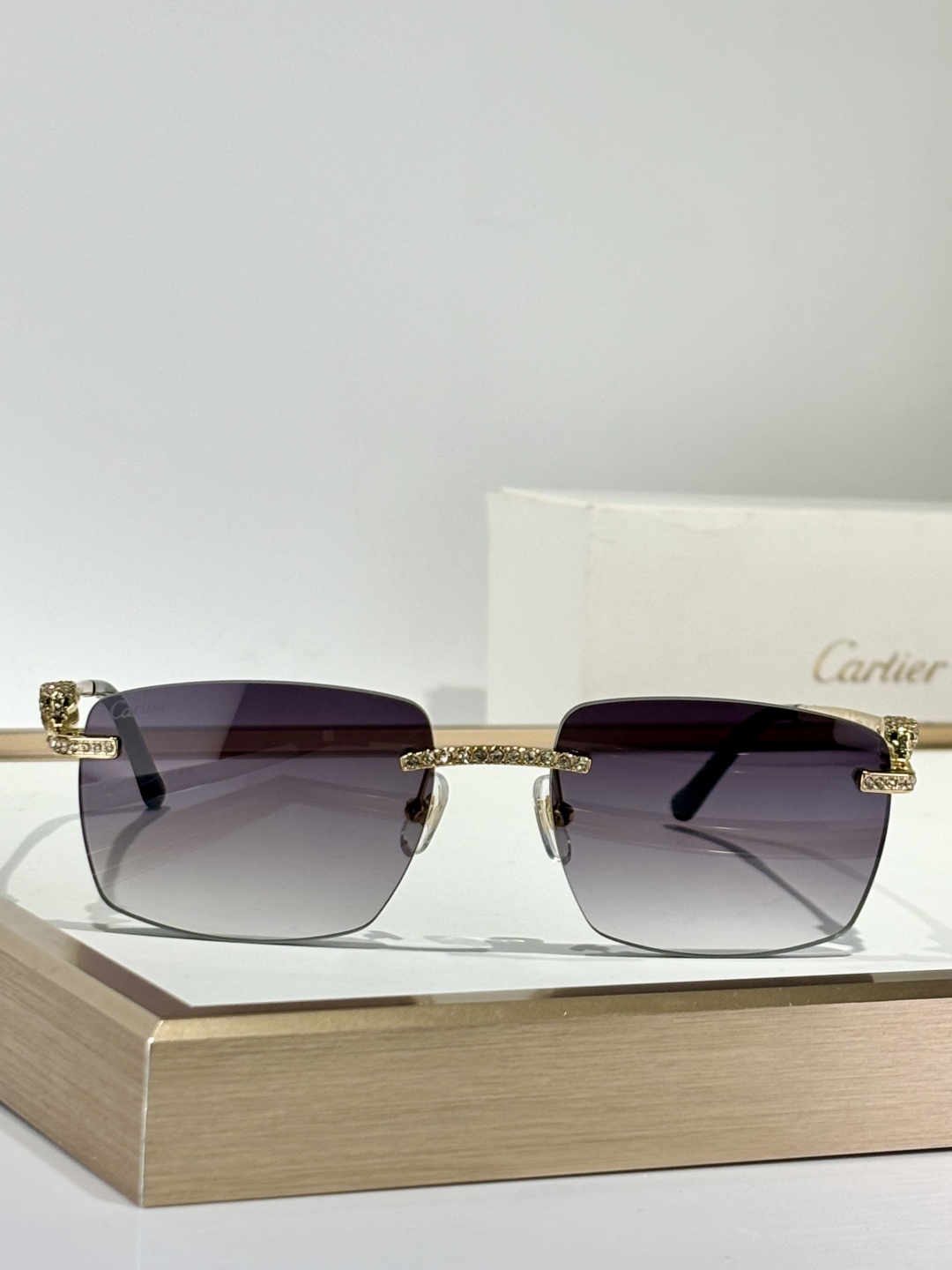 、 CARTIER
Mod：CT0663
Size：57-18-145
只和zP比
钻logo
实物绝对