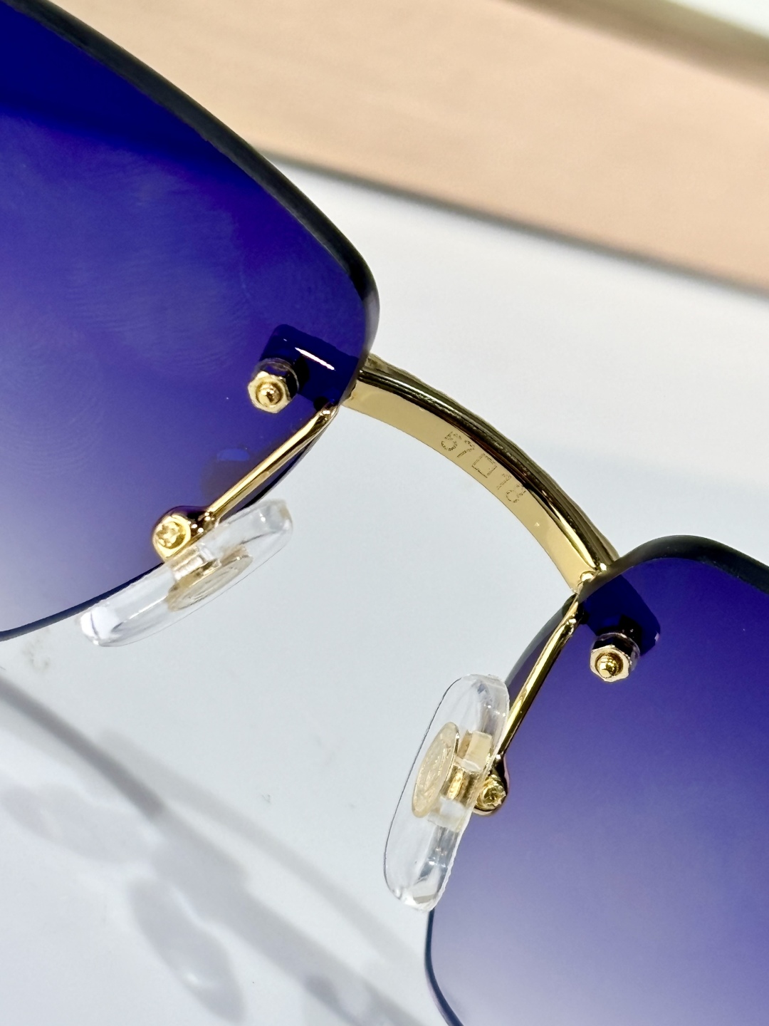 、 CARTIER
Mod：CT0663
Size：57-18-145
只和zP比
钻logo
实物绝对