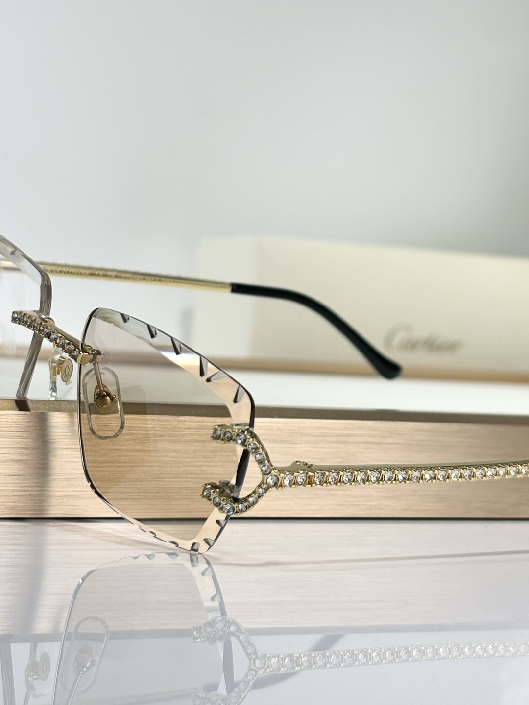  CARTIER
Mod：CT0662S
Size：57-18-145
只和zP比
钻logo
实物绝对