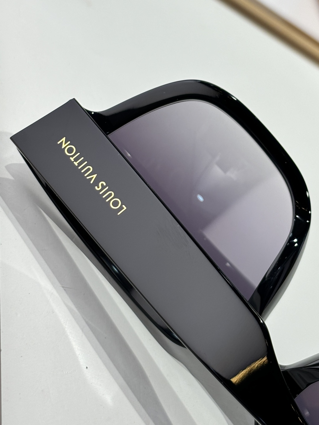  LOUIS VUITTON
MODEL：Z2622E
SIZE：52口23-140
