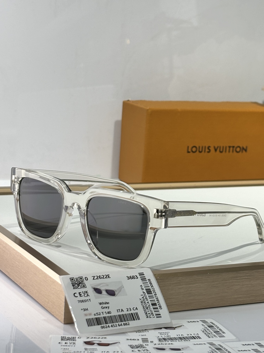  LOUIS VUITTON
MODEL：Z2622E
SIZE：52口23-140
