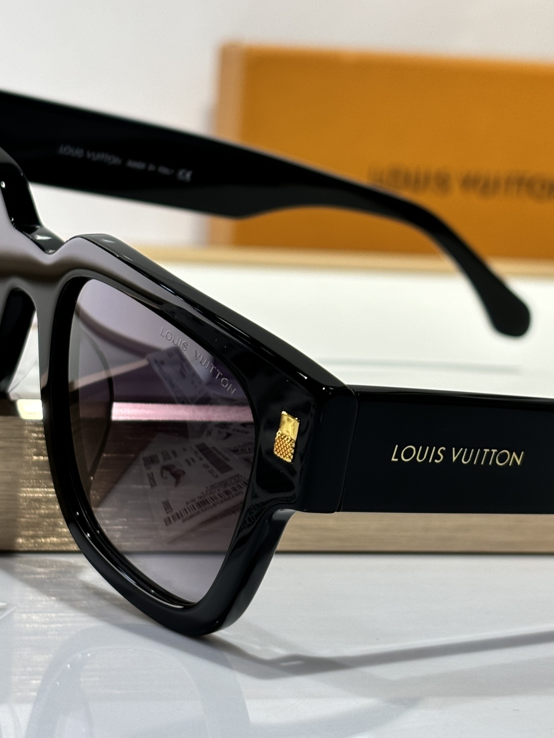  LOUIS VUITTON
MODEL：Z2622E
SIZE：52口23-140
