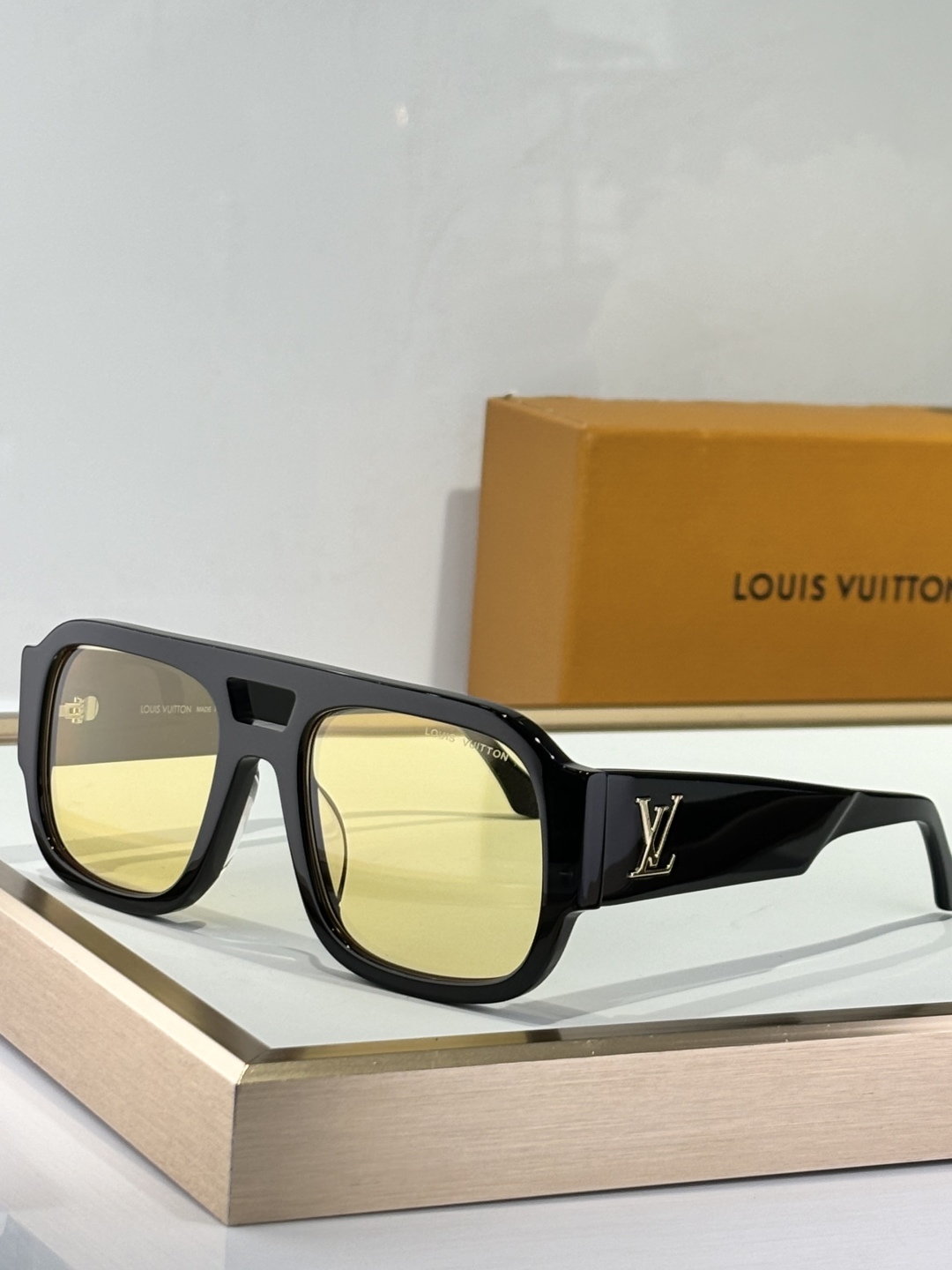  LOUIS VUITTO
MODEL：Z2613E
SIZE：54口21-140

