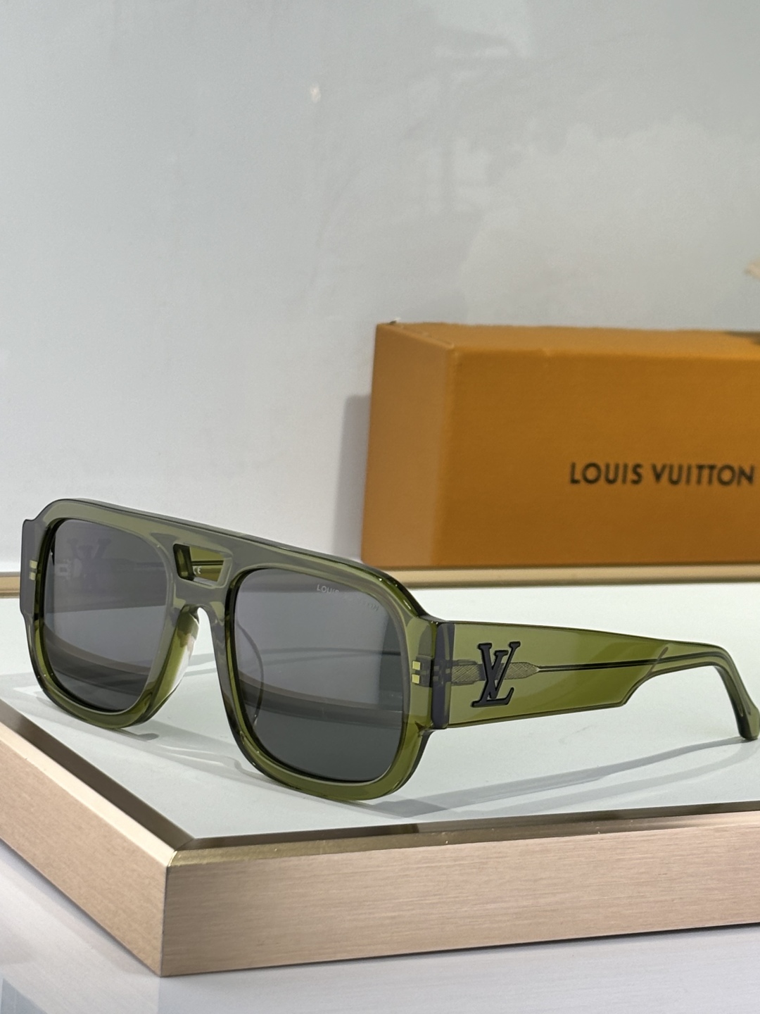  LOUIS VUITTO
MODEL：Z2613E
SIZE：54口21-140

