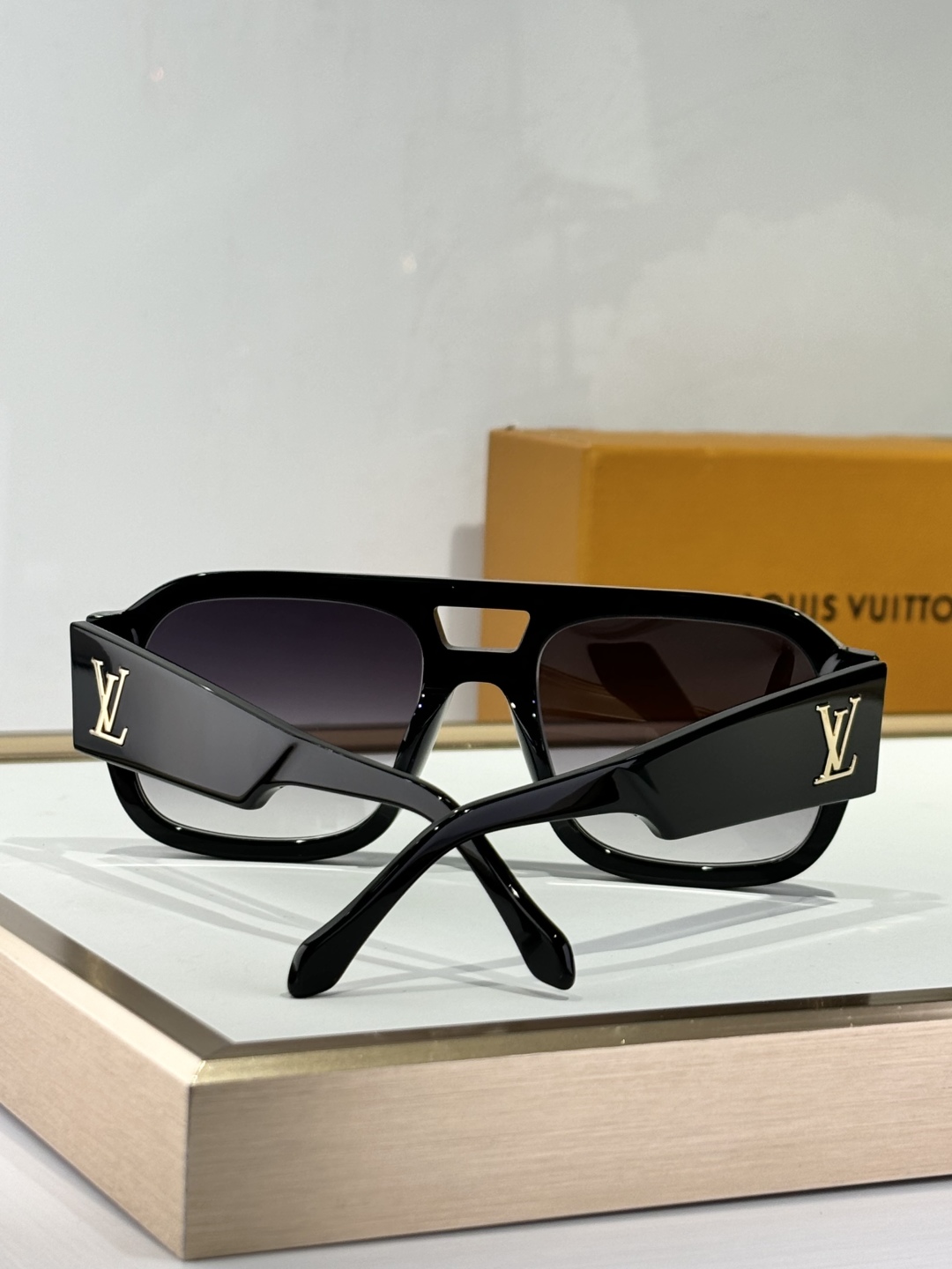  LOUIS VUITTO
MODEL：Z2613E
SIZE：54口21-140

