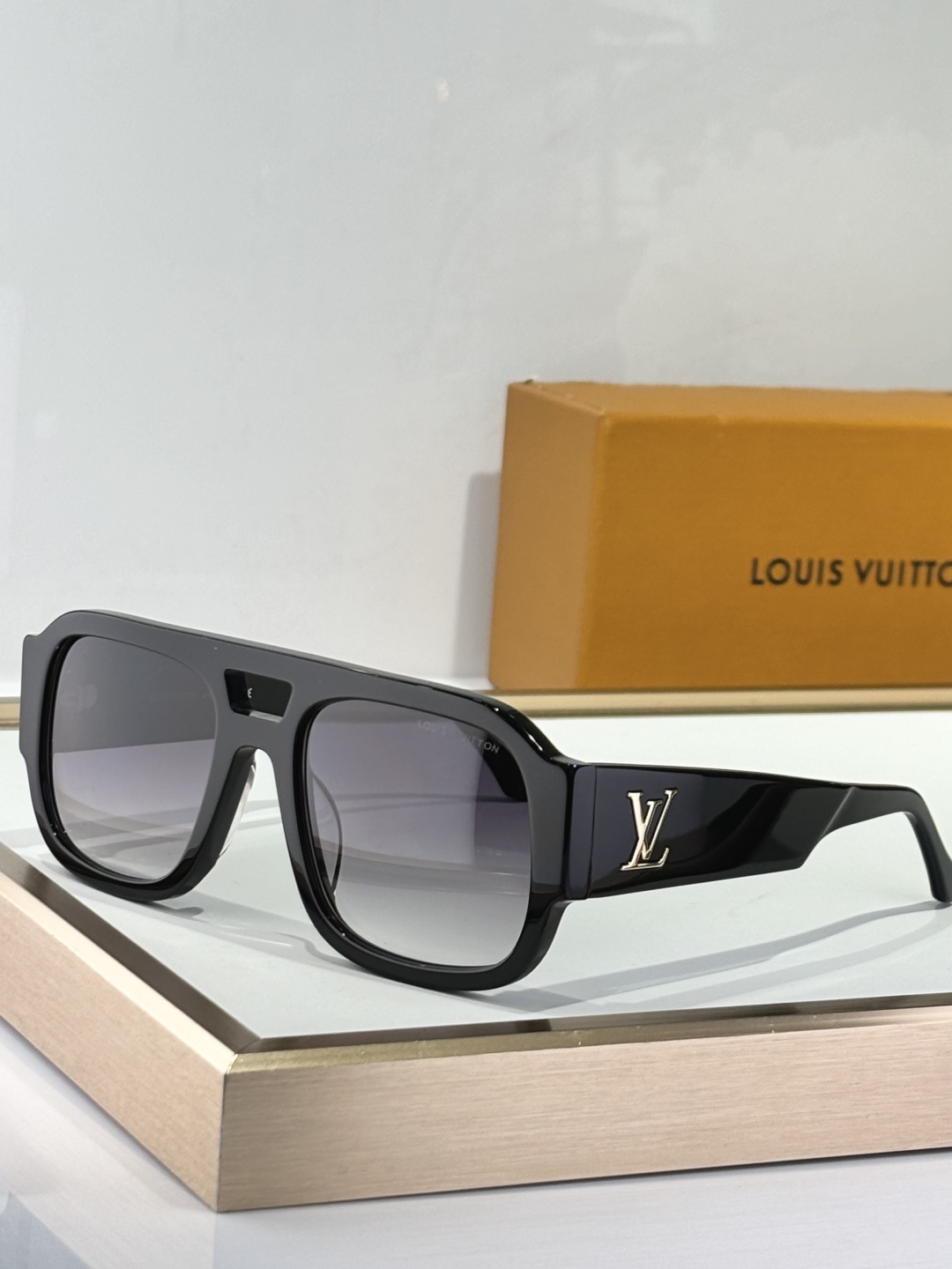  LOUIS VUITTO
MODEL：Z2613E
SIZE：54口21-140

