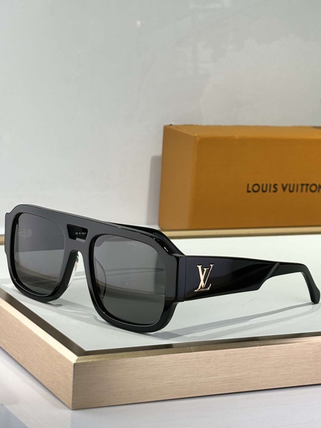  LOUIS VUITTO
MODEL：Z2613E
SIZE：54口21-140

