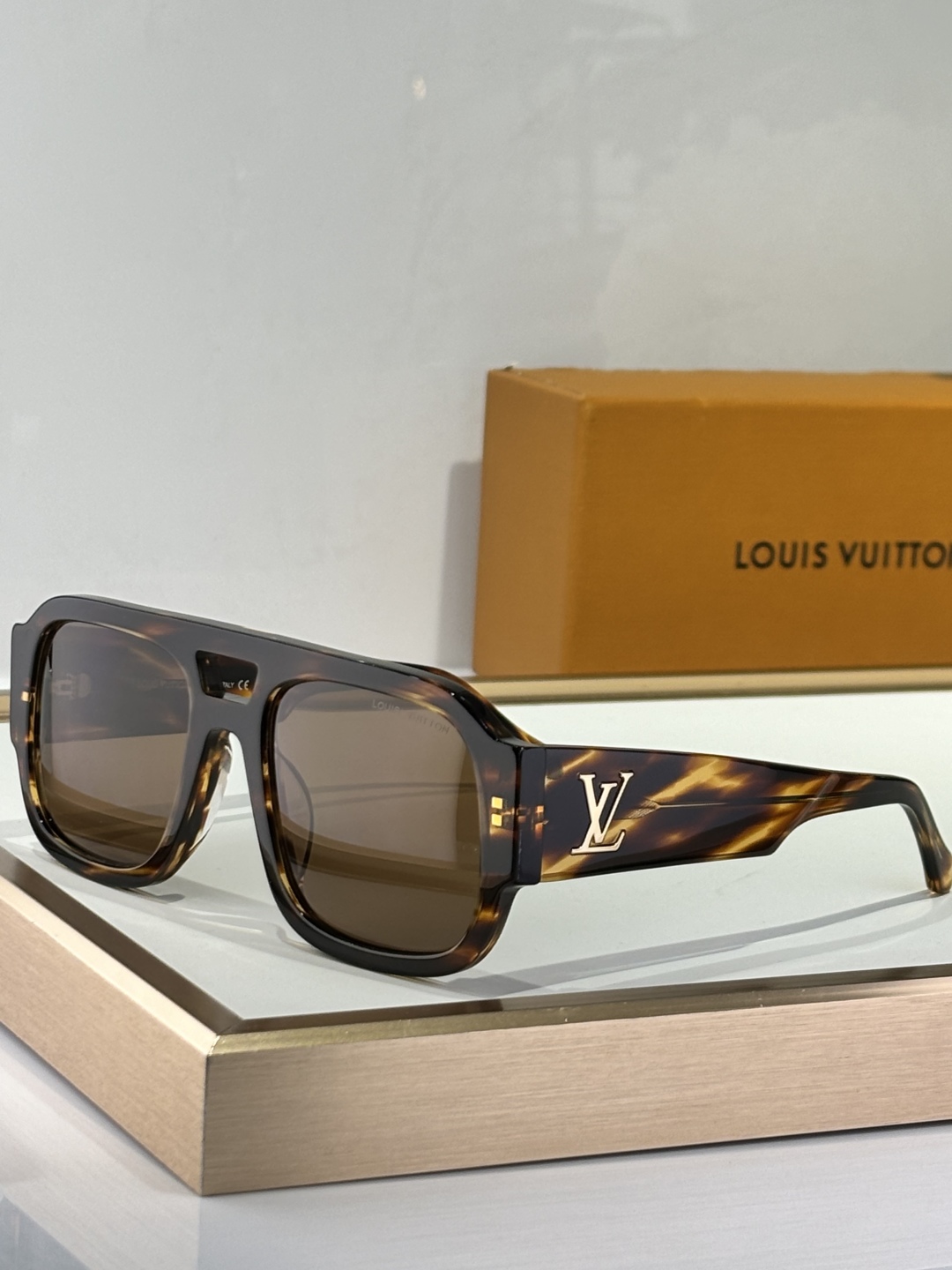  LOUIS VUITTO
MODEL：Z2613E
SIZE：54口21-140

