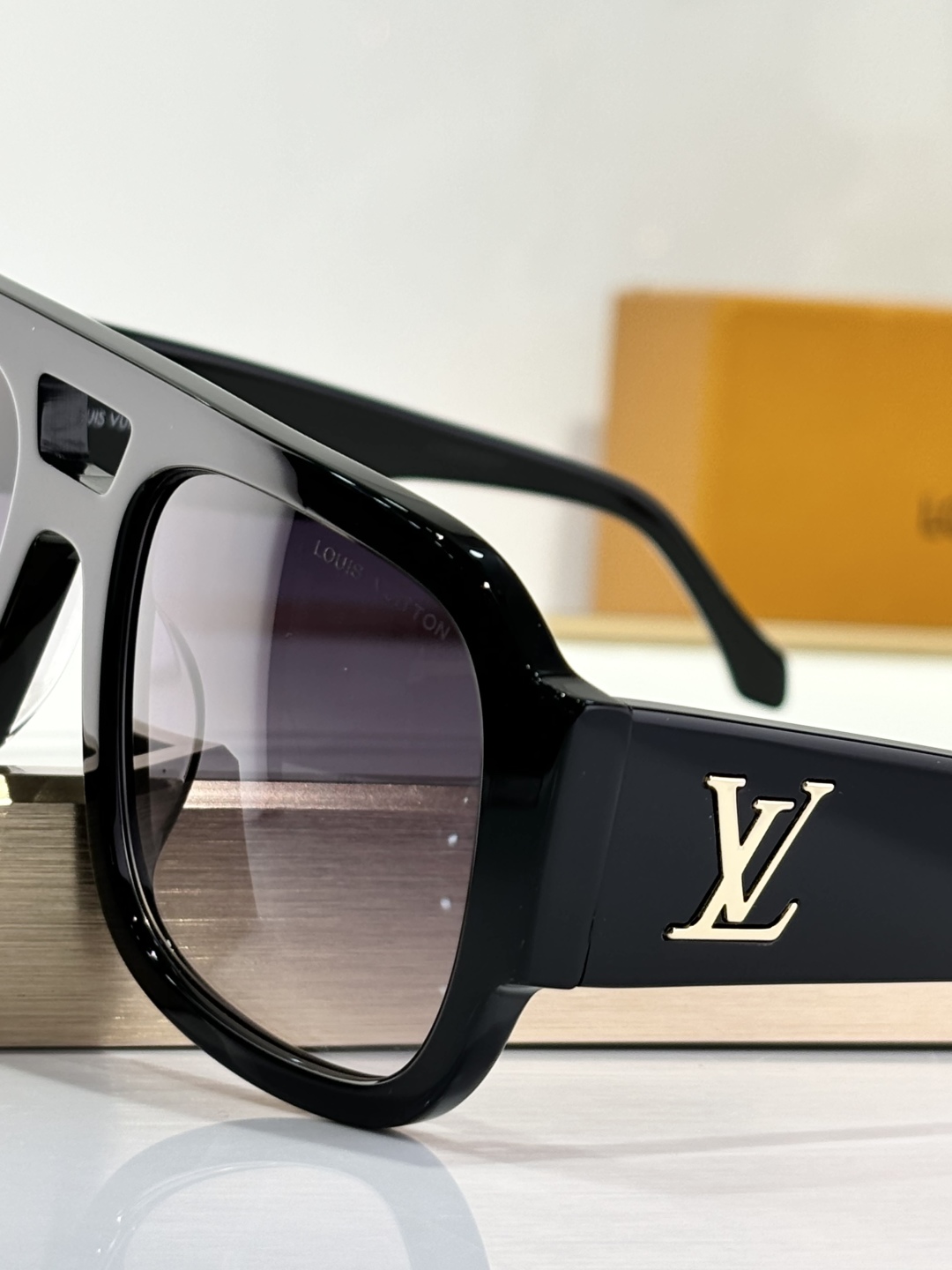  LOUIS VUITTO
MODEL：Z2613E
SIZE：54口21-140

