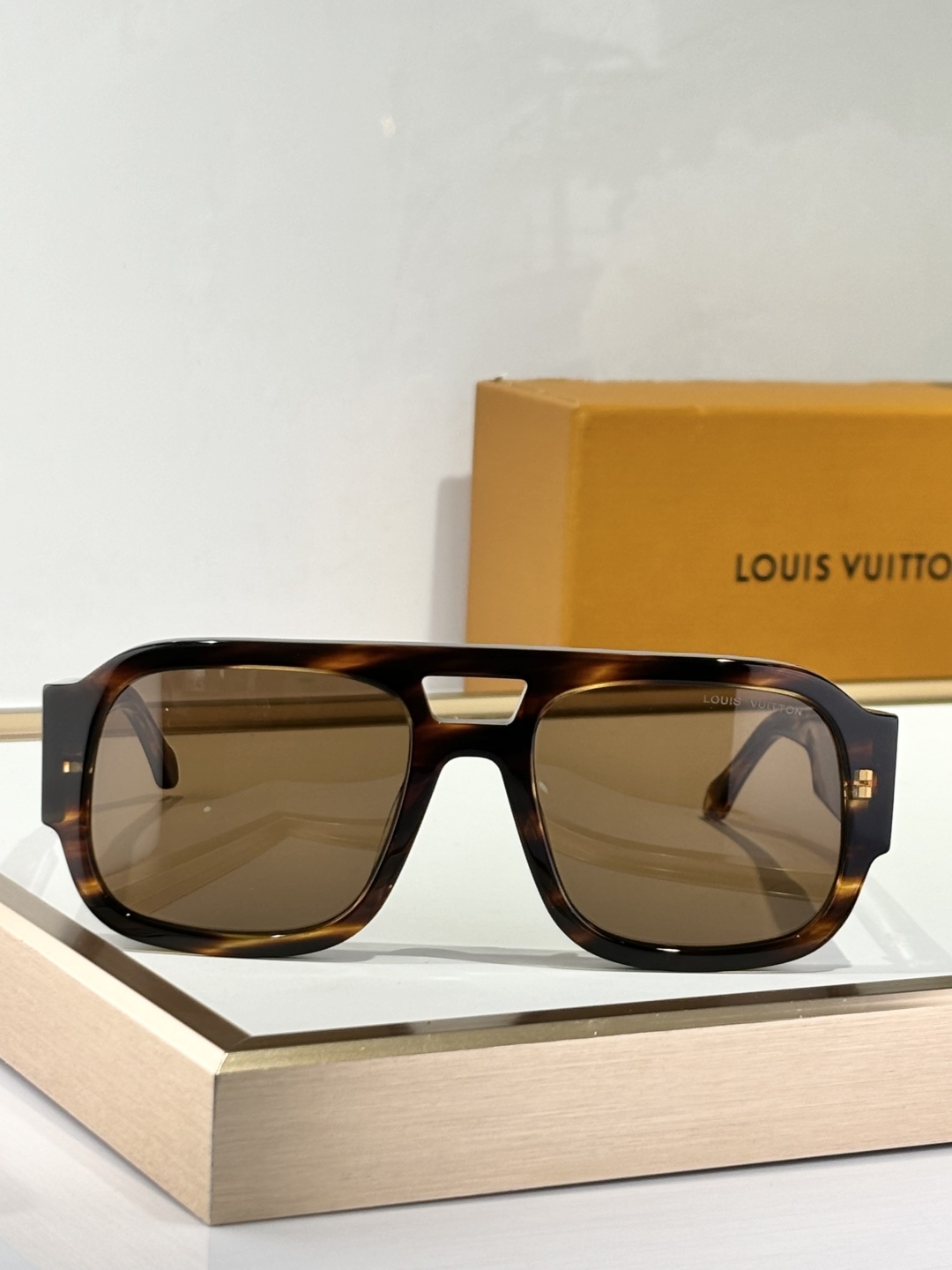  LOUIS VUITTO
MODEL：Z2613E
SIZE：54口21-140
