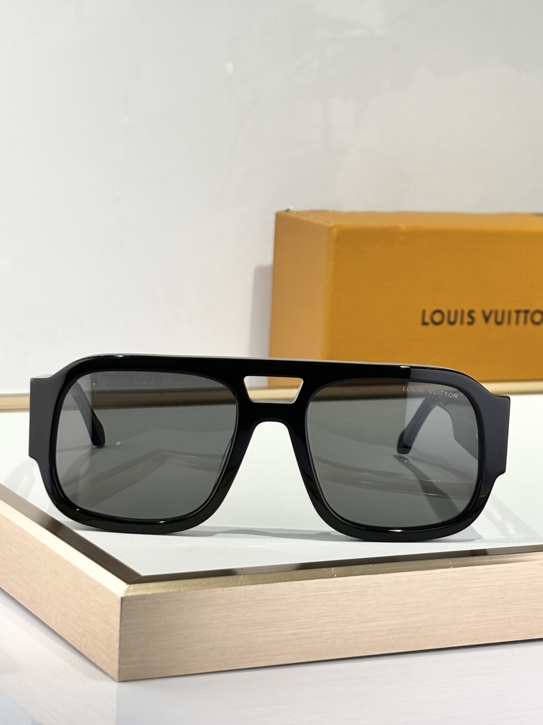  LOUIS VUITTO
MODEL：Z2613E
SIZE：54口21-140
