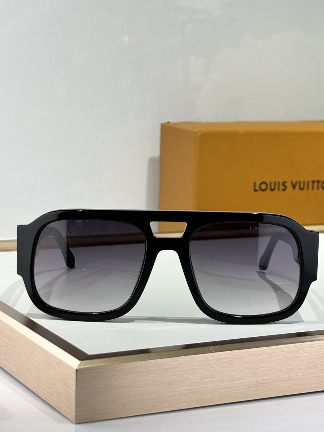 LOUIS VUITTO
MODEL：Z2613E
SIZE：54口21-140
