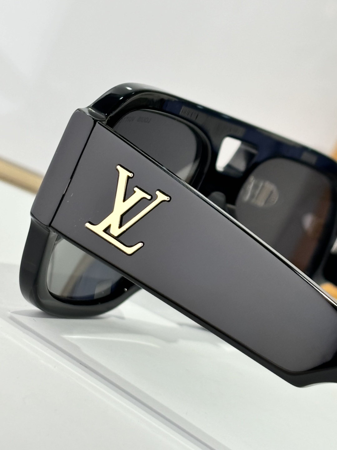  LOUIS VUITTO
MODEL：Z2613E
SIZE：54口21-140
