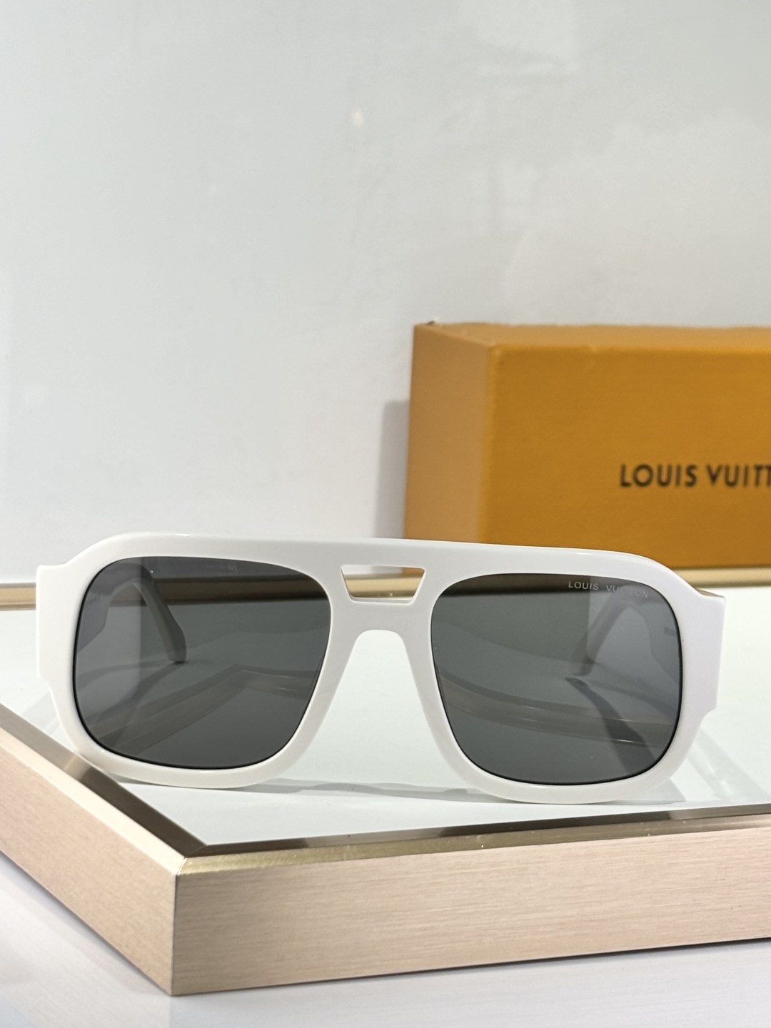  LOUIS VUITTO
MODEL：Z2613E
SIZE：54口21-140

