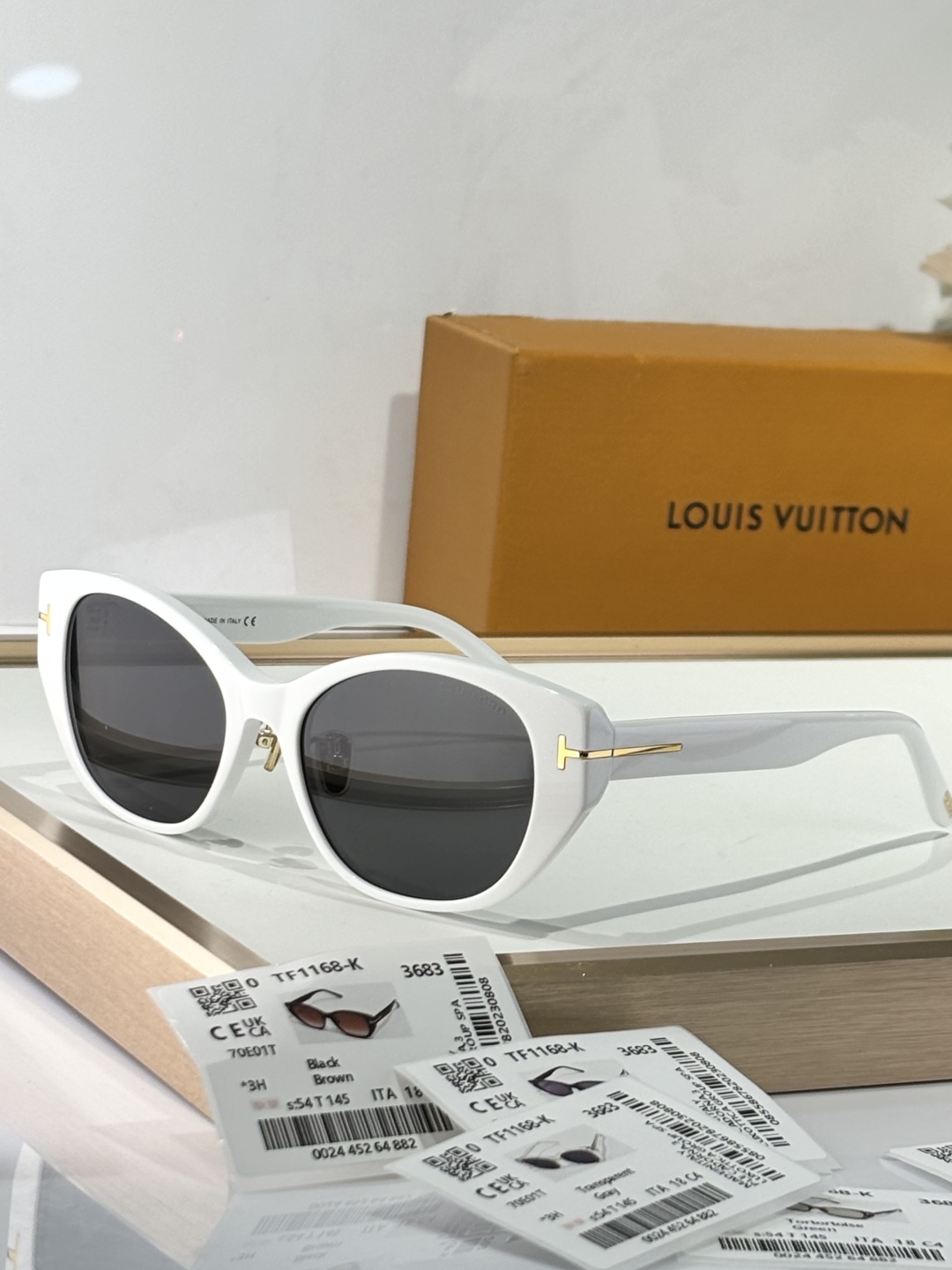  ￼ TOM FORD
MODEL：TF1168-K
SIZE：54口18-145
