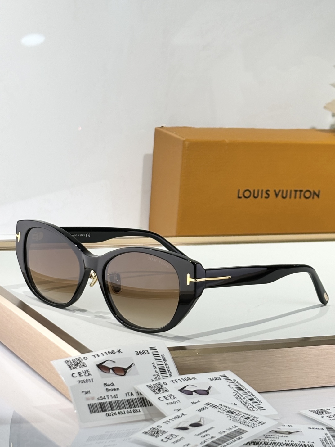  ￼ TOM FORD
MODEL：TF1168-K
SIZE：54口18-145
