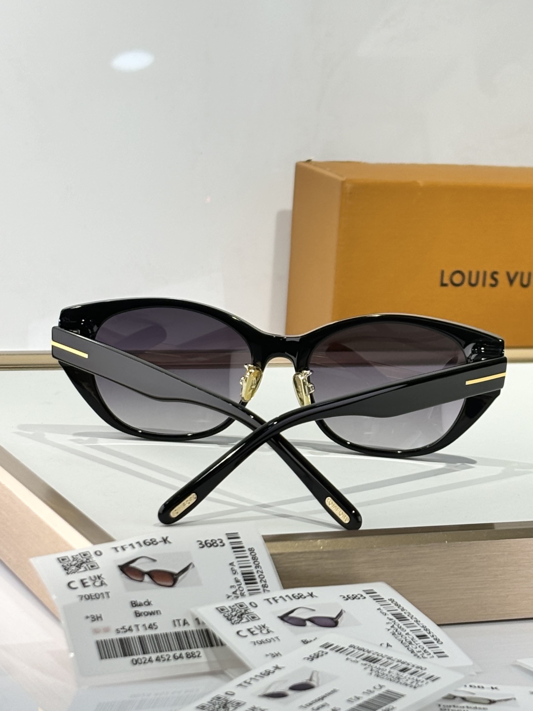  ￼ TOM FORD
MODEL：TF1168-K
SIZE：54口18-145
