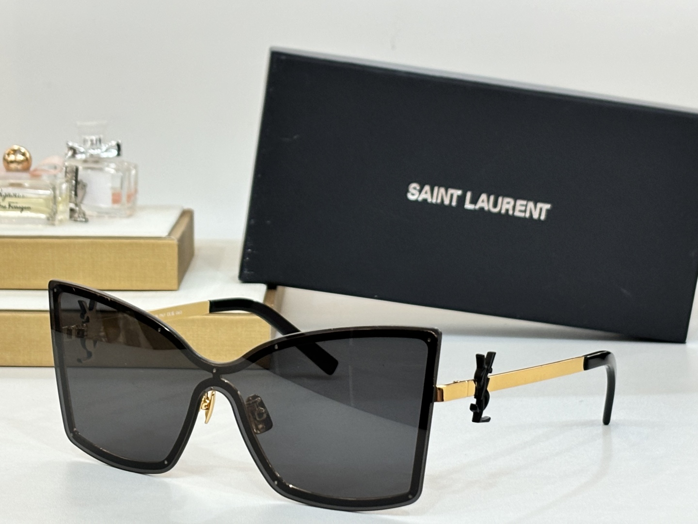 ☀️Ysl潮人排队〰️  🕶️SL M121F 2025上新咯
凹造型绝了 炫酷大猫眼🐱
Size：53