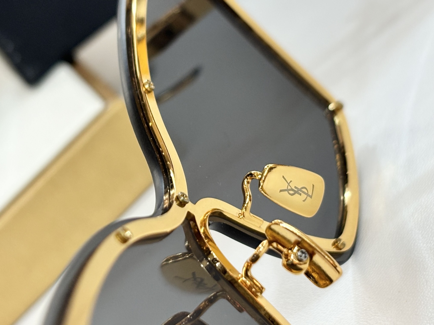 ☀️Ysl潮人排队〰️  🕶️SL M121F 2025上新咯
凹造型绝了 炫酷大猫眼🐱
Size：53
