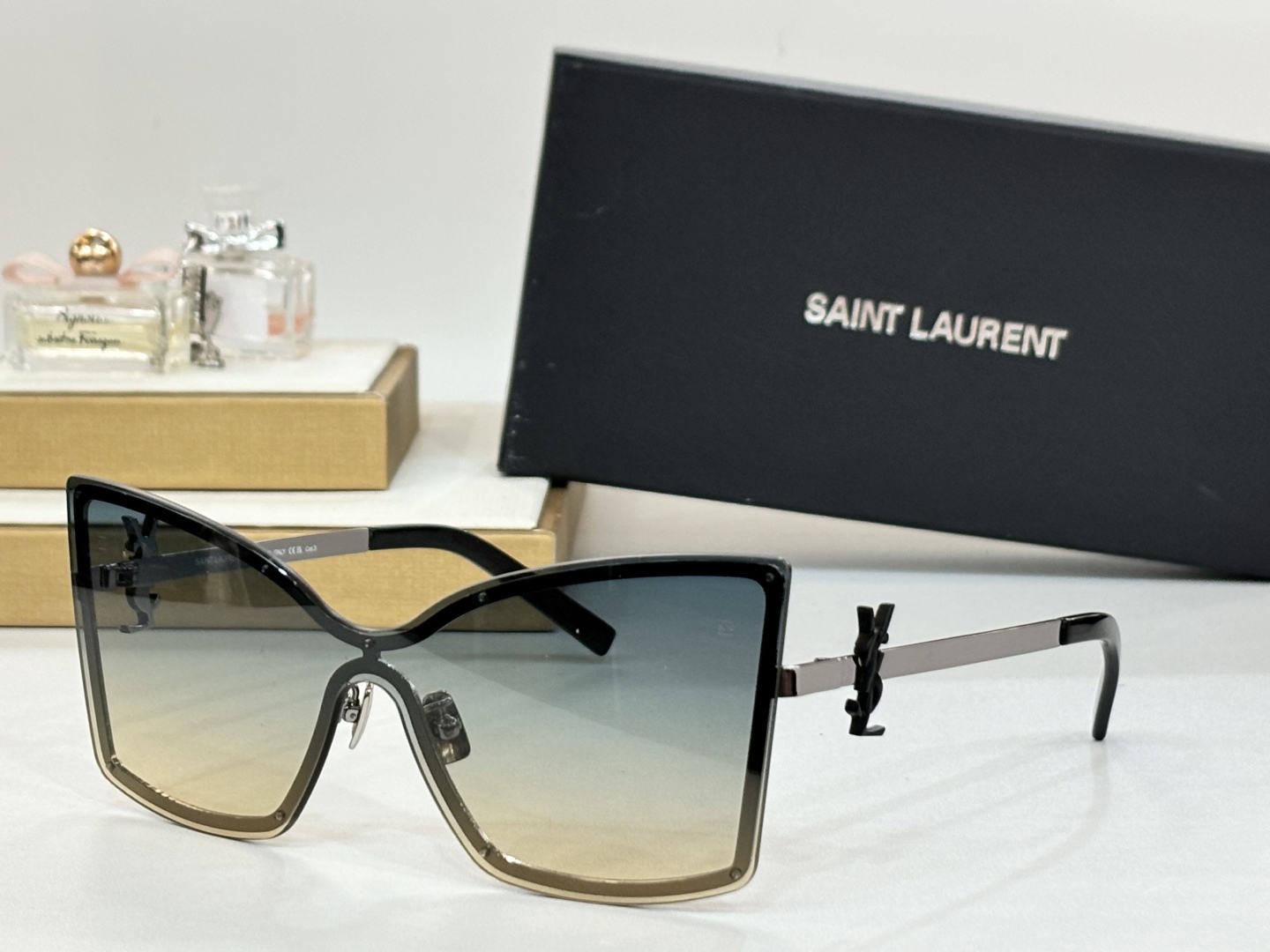 ☀️Ysl潮人排队〰️  🕶️SL M121F 2025上新咯
凹造型绝了 炫酷大猫眼🐱
Size：53