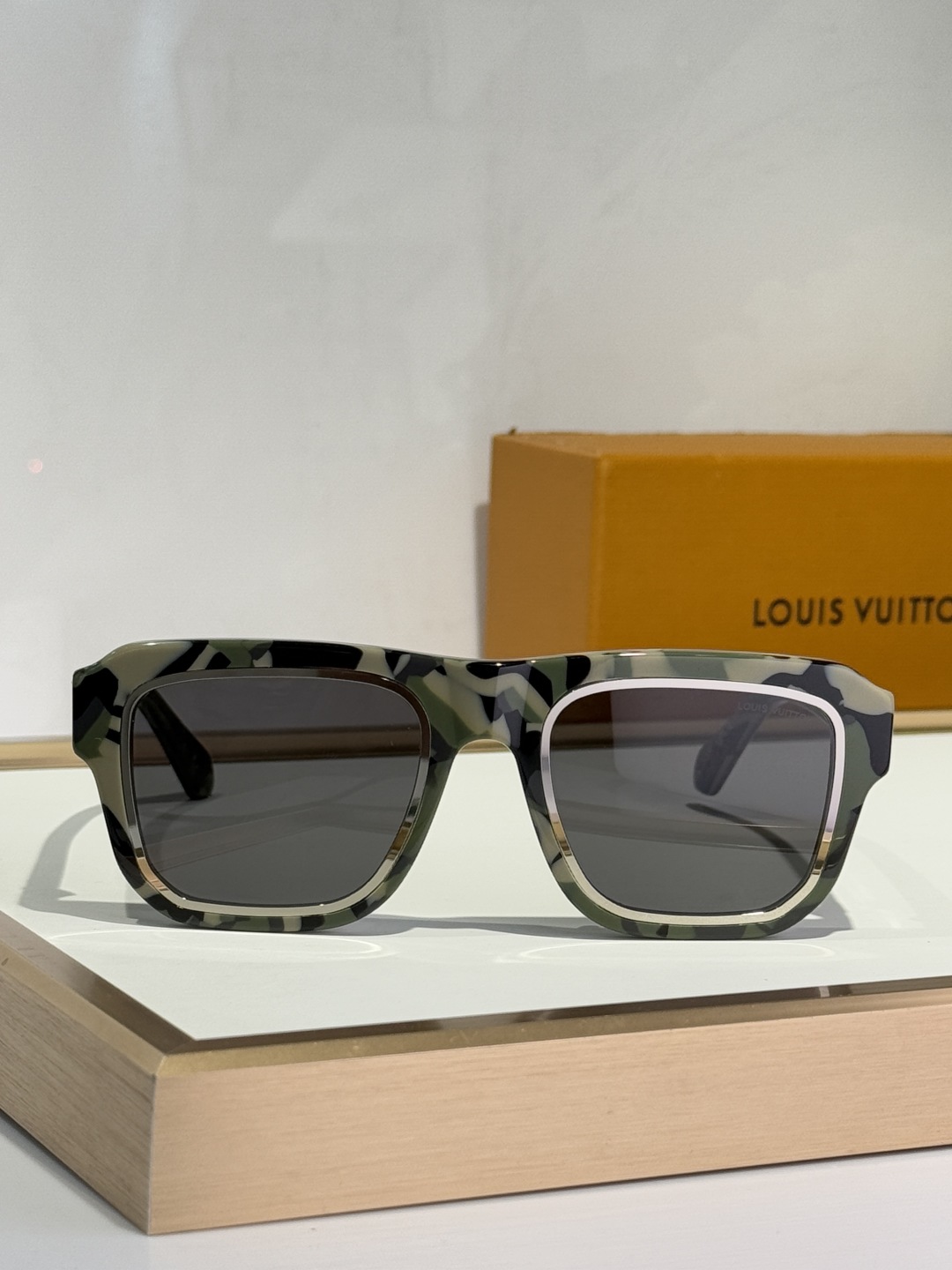  LOUIS VUITTO*
Legacy Round太阳眼镜🕶️
前框凸出的金属包圈，搭配经典板材圈
