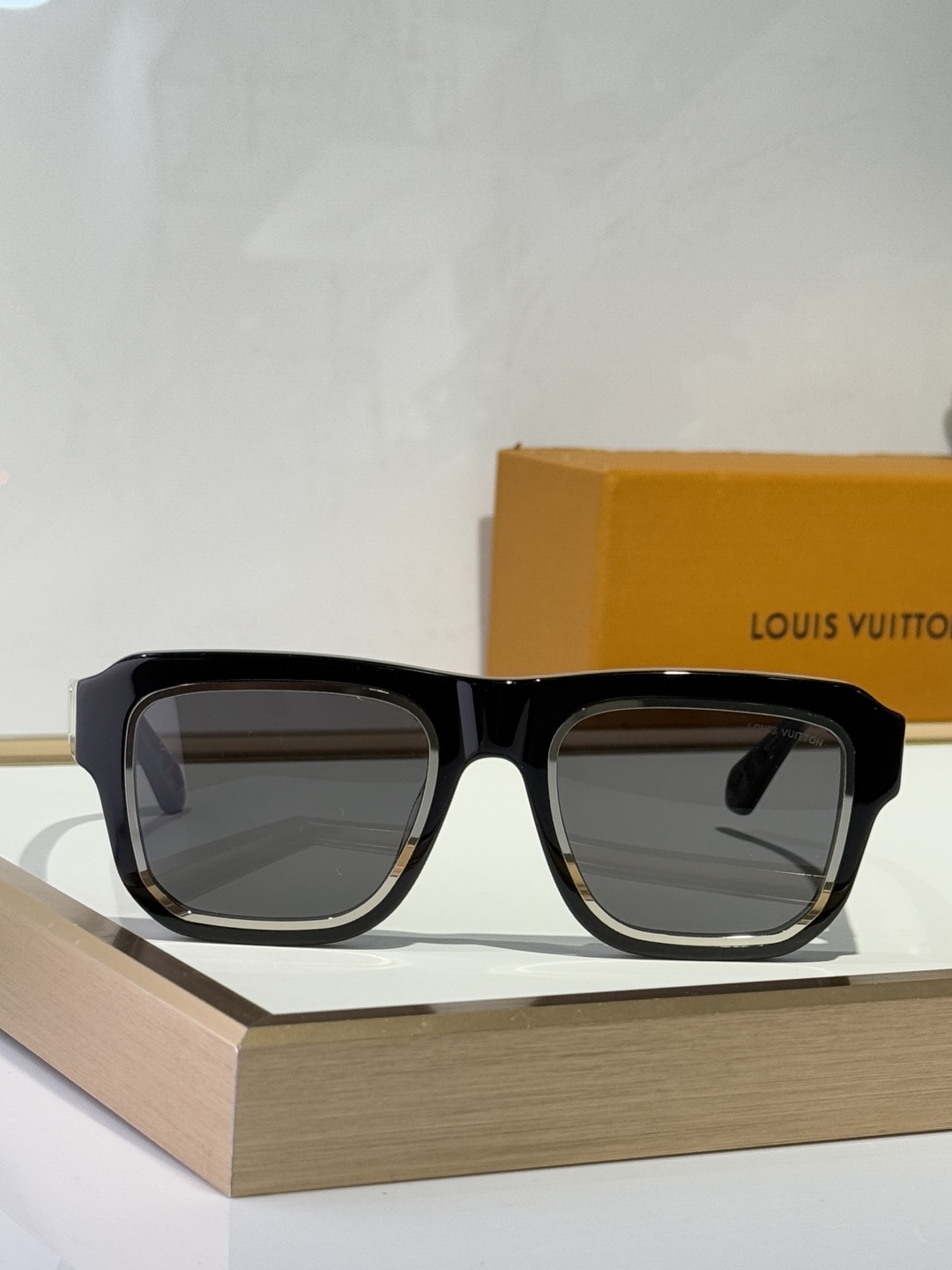  LOUIS VUITTO*
Legacy Round太阳眼镜🕶️
前框凸出的金属包圈，搭配经典板材圈
