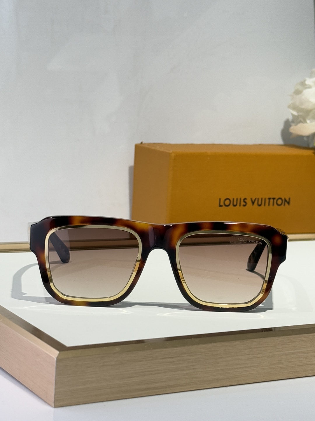  LOUIS VUITTO*
Legacy Round太阳眼镜🕶️
前框凸出的金属包圈，搭配经典板材圈
