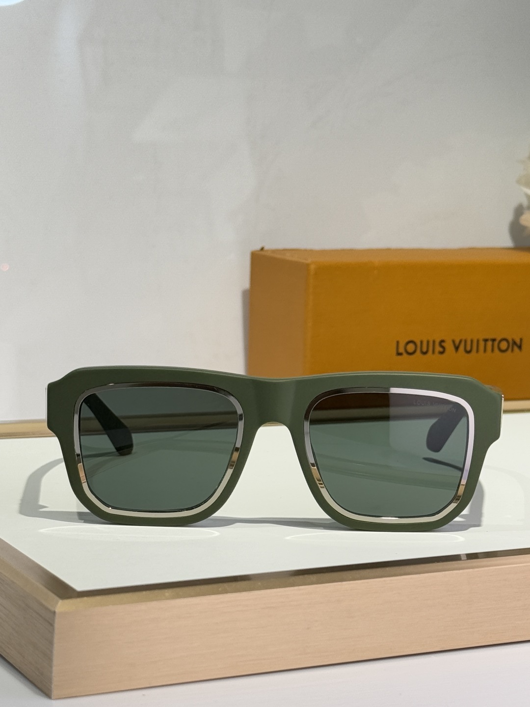  LOUIS VUITTO*
Legacy Round太阳眼镜🕶️
前框凸出的金属包圈，搭配经典板材圈
