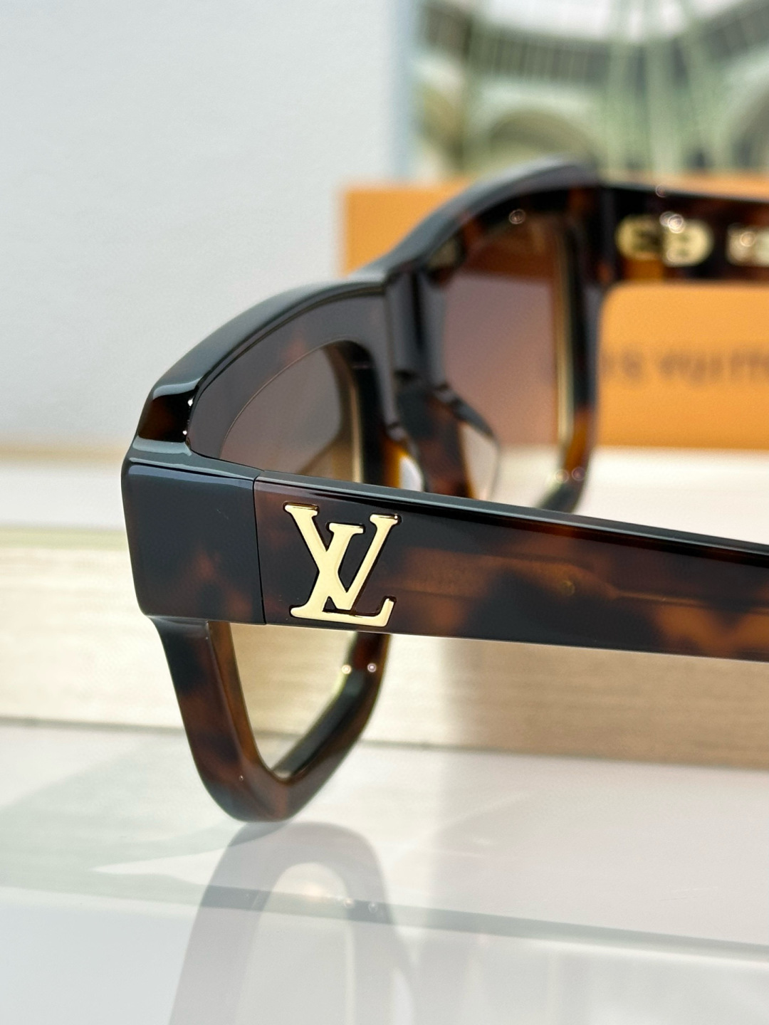  LOUIS VUITTO*
Legacy Round太阳眼镜🕶️
前框凸出的金属包圈，搭配经典板材圈
