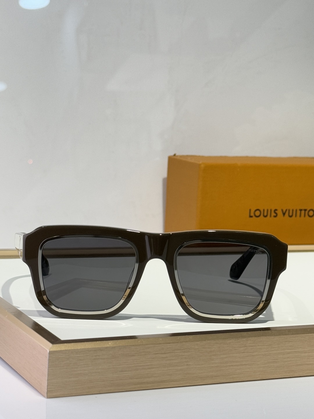  LOUIS VUITTO*
Legacy Round太阳眼镜🕶️
前框凸出的金属包圈，搭配经典板材圈
