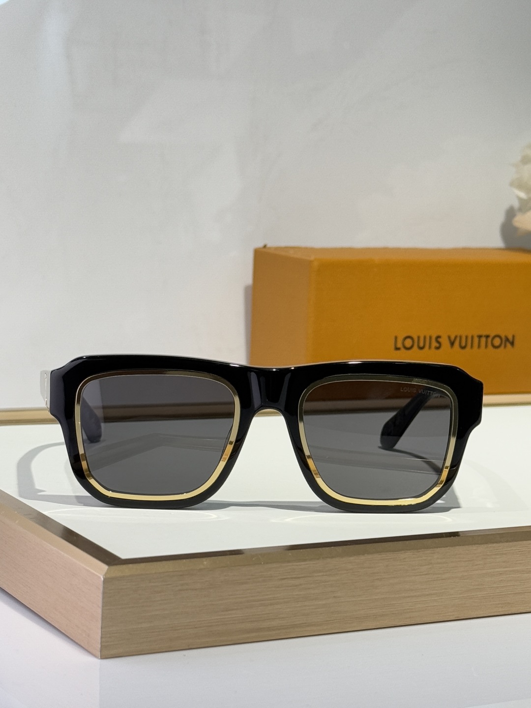  LOUIS VUITTO*
Legacy Round太阳眼镜🕶️
前框凸出的金属包圈，搭配经典板材圈
