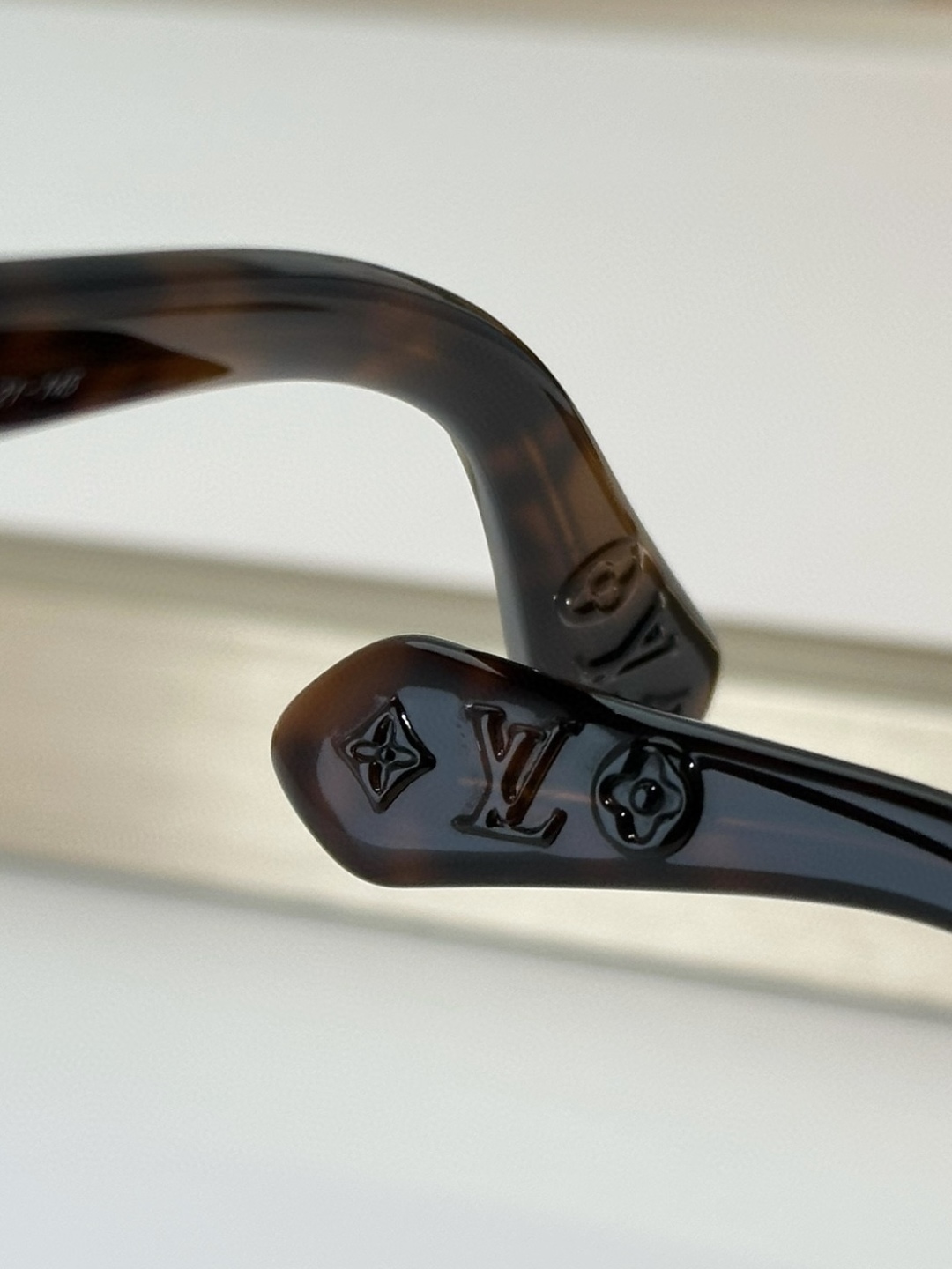  LOUIS VUITTO*
Legacy Round太阳眼镜🕶️
前框凸出的金属包圈，搭配经典板材圈
